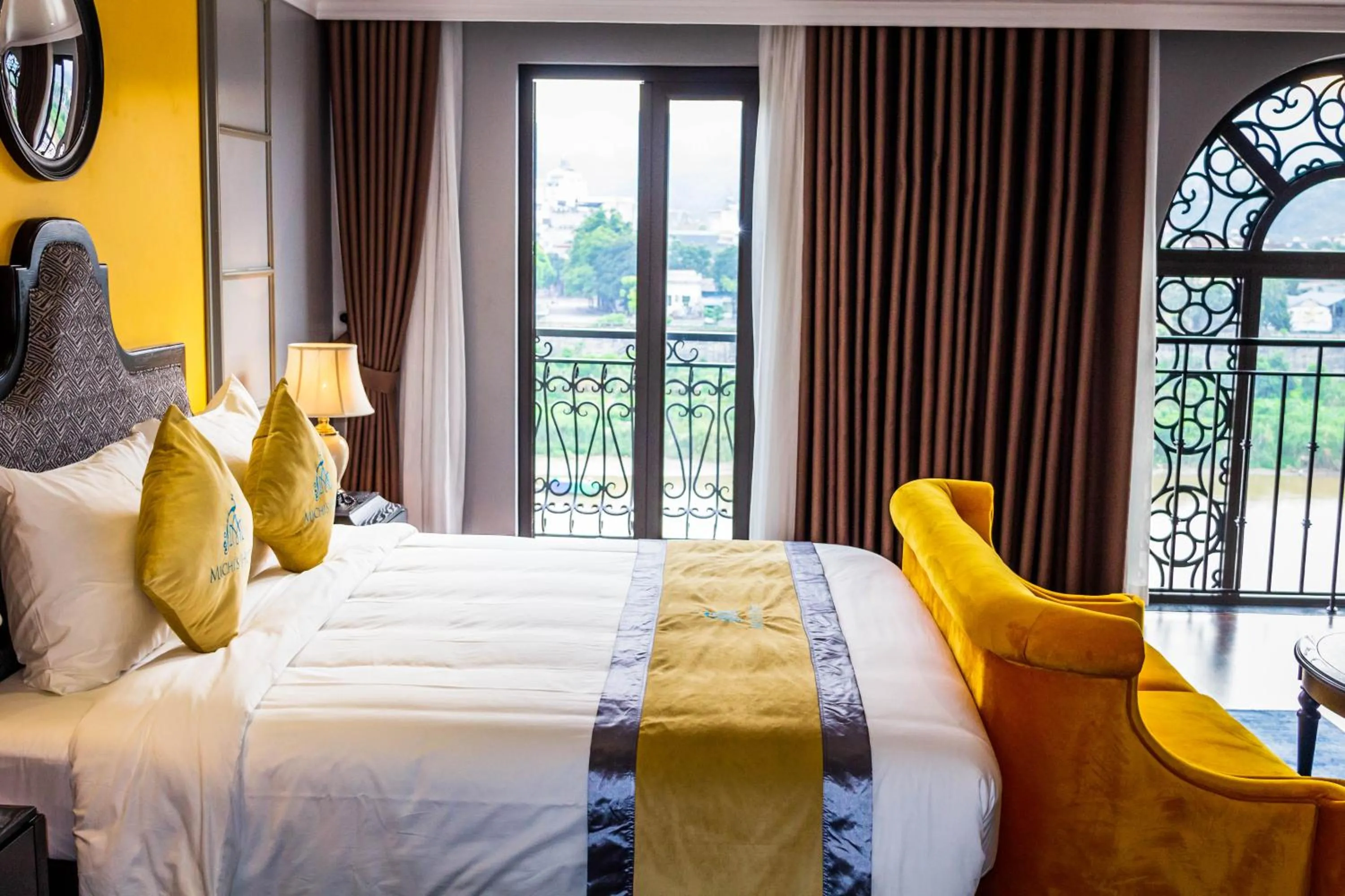 Bed in Michi's hotel laocai