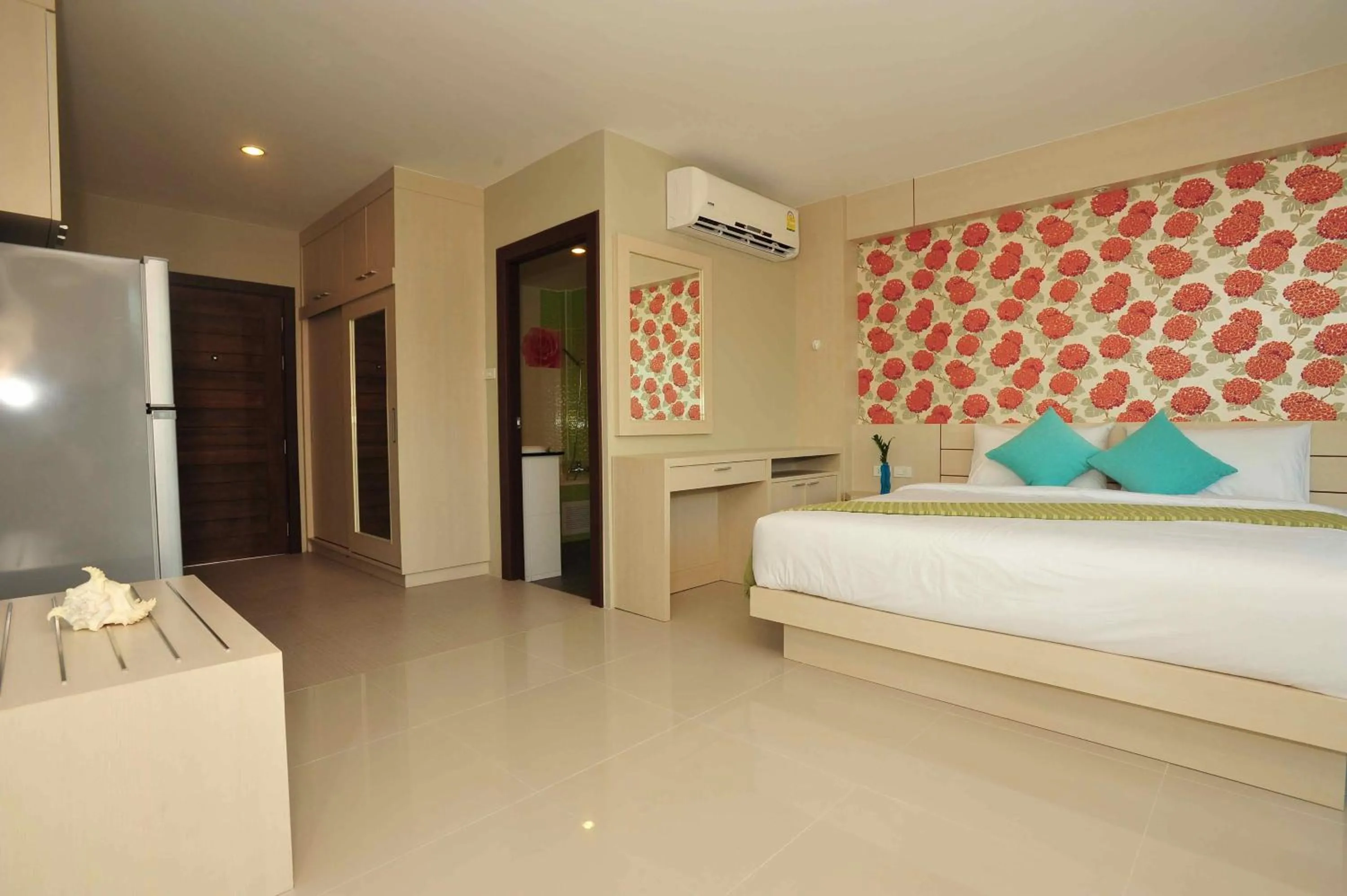 Photo of the whole room, Bed in Chalong Beach Front Residence