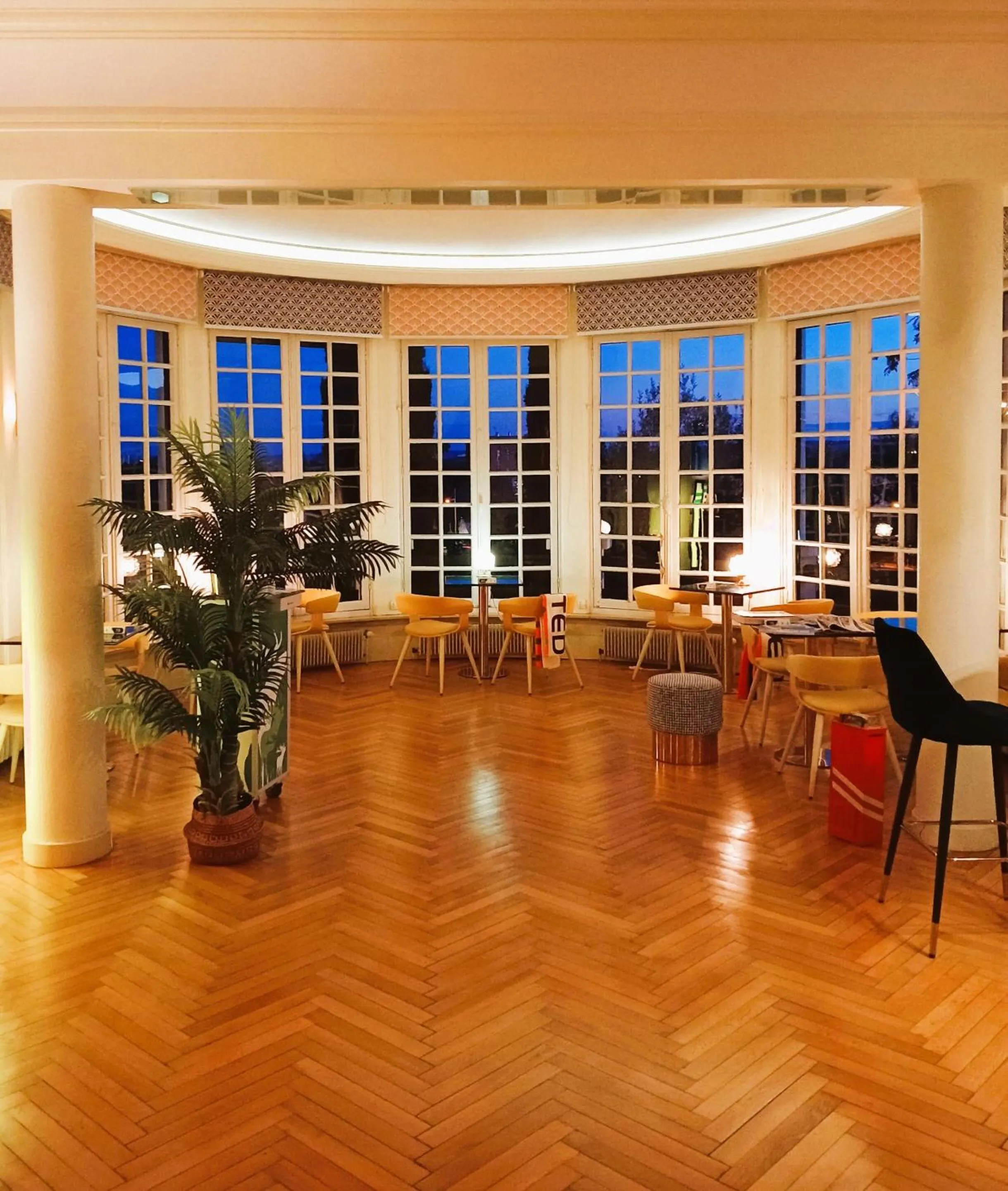 Lounge or bar in Quand la ville dort