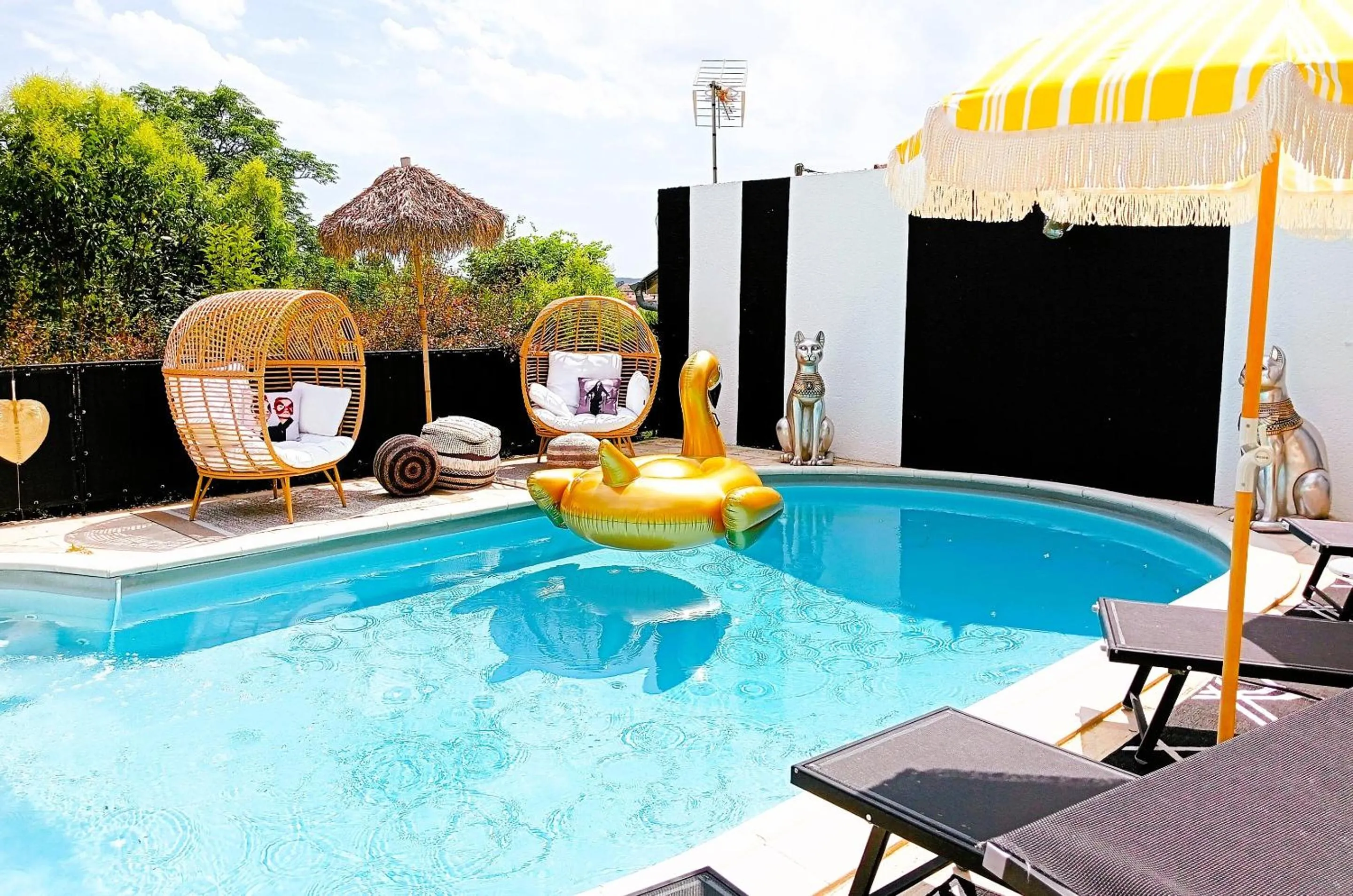 Pool view in Quand la ville dort