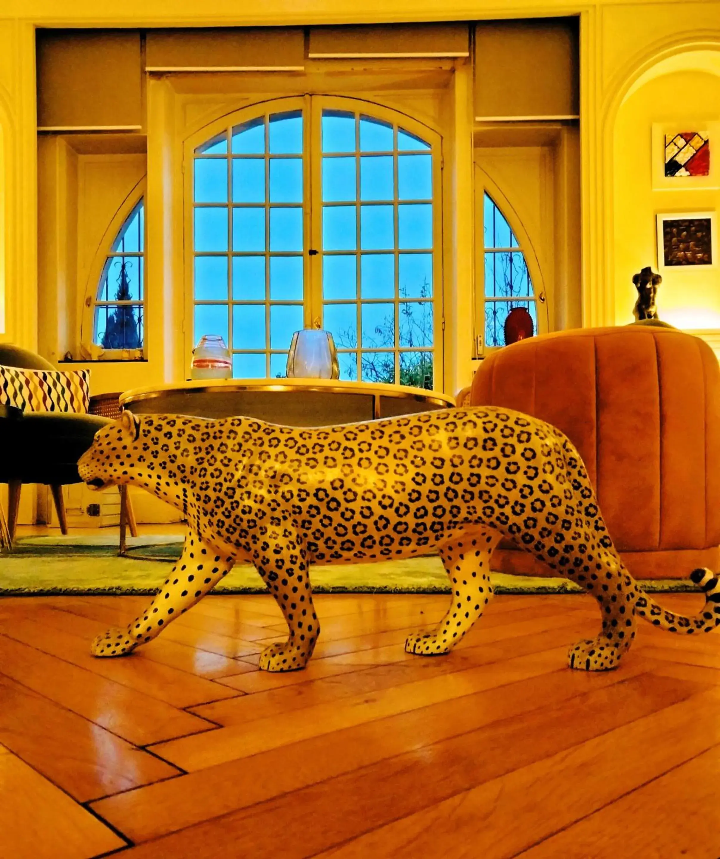 Living room in Quand la ville dort Living room in Quand la ville dort