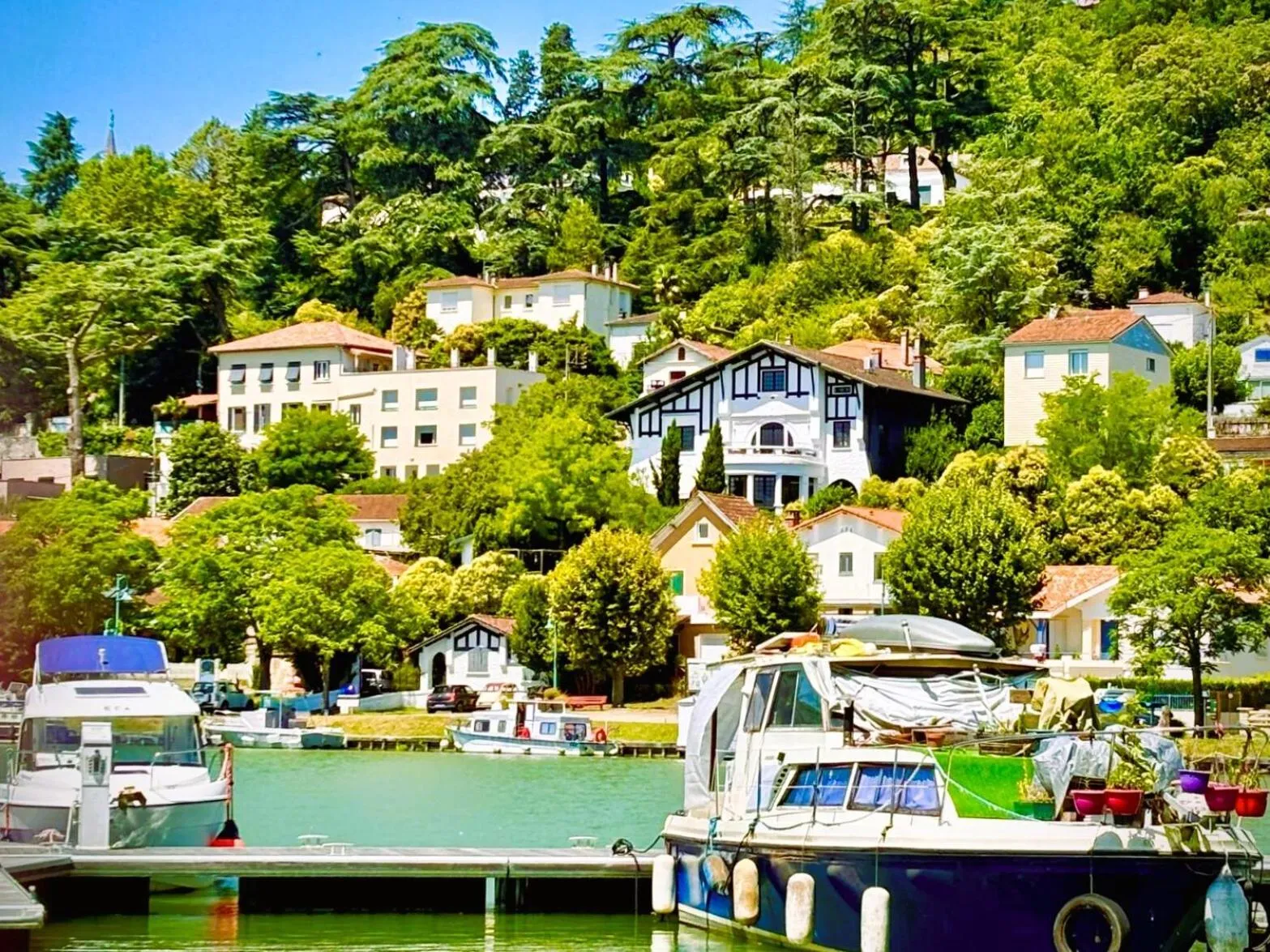 Property building in Quand la ville dort