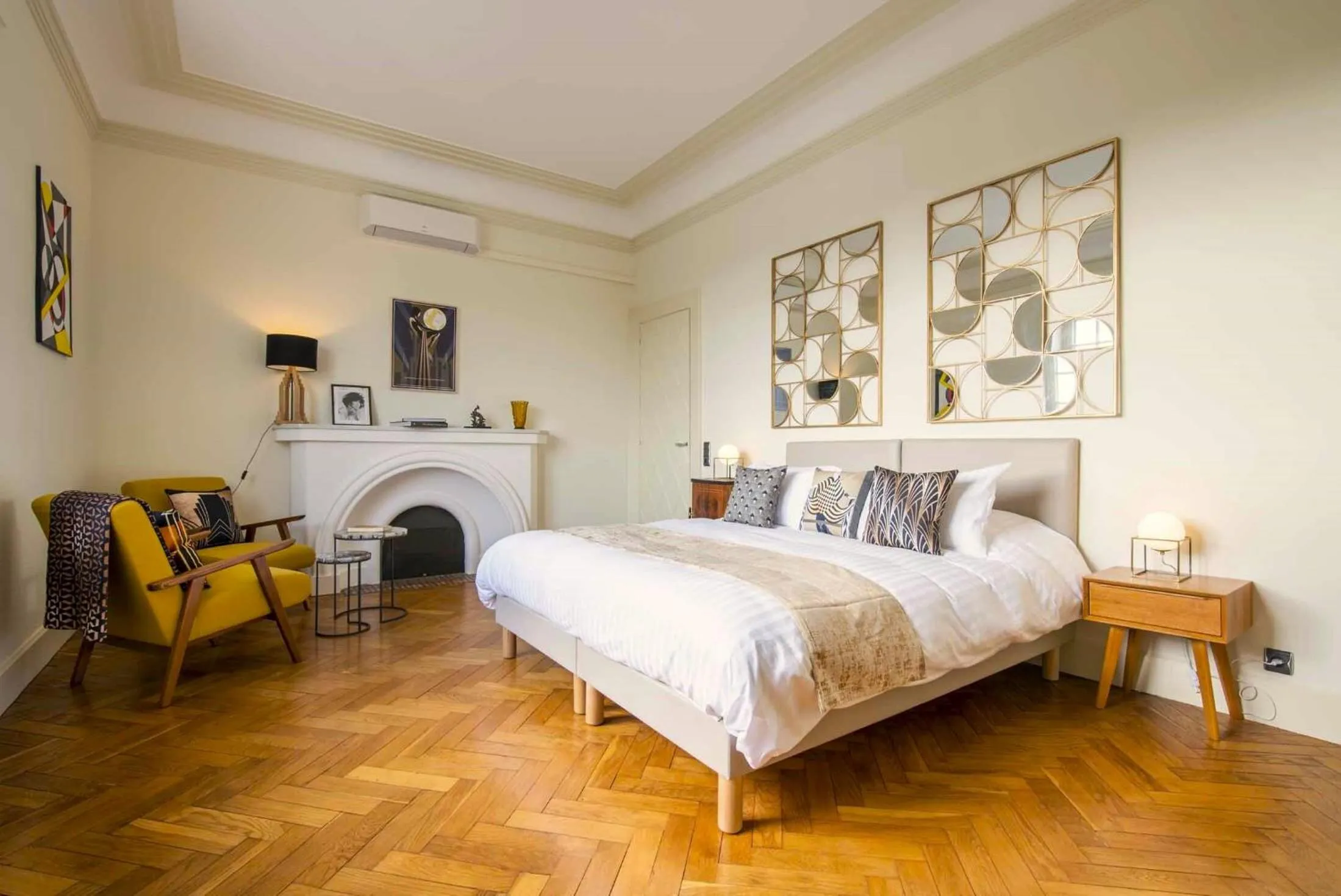 Bedroom, Bed in Quand la ville dort