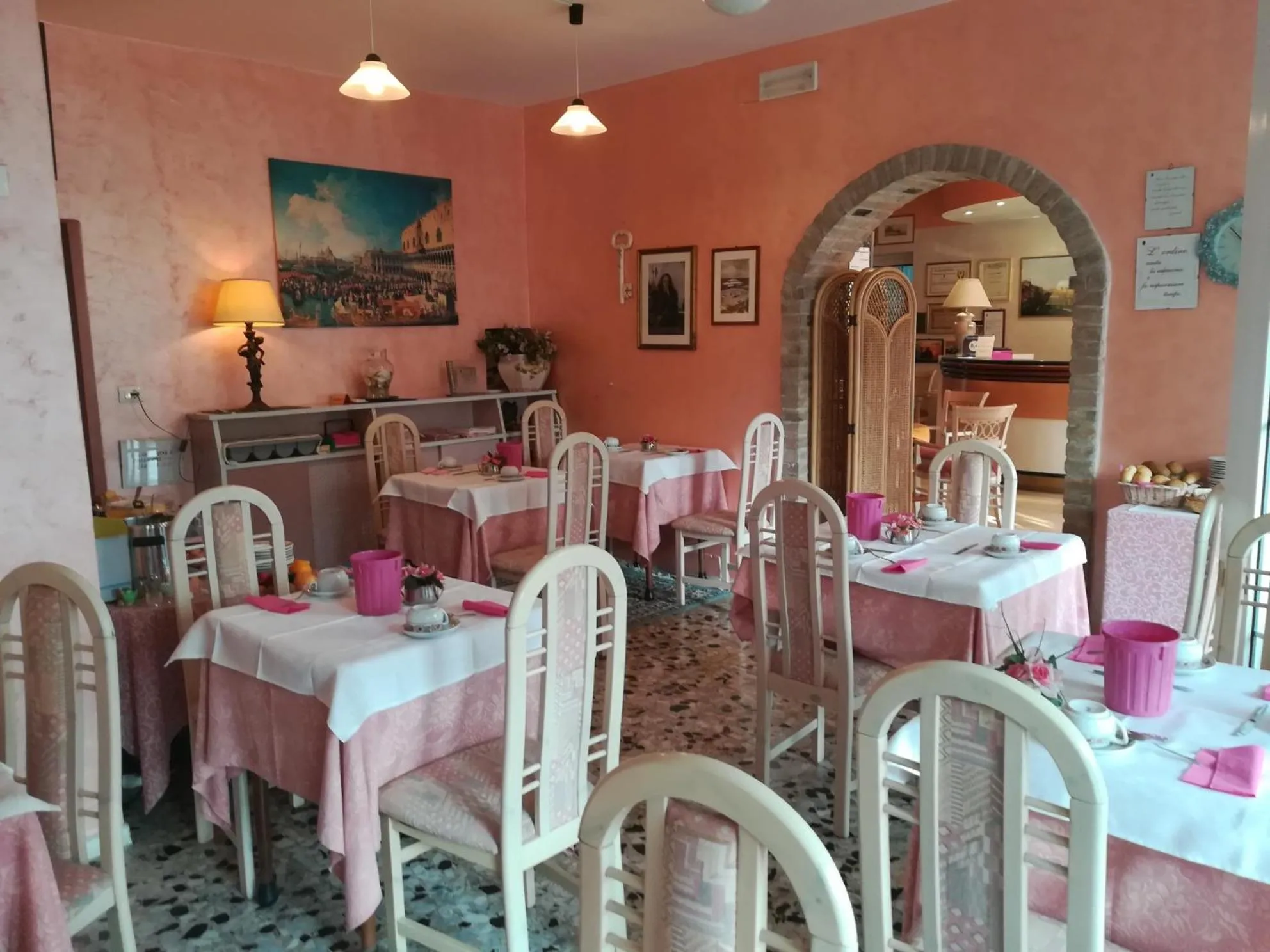 Restaurant/places to eat in Hotel Marco Polo