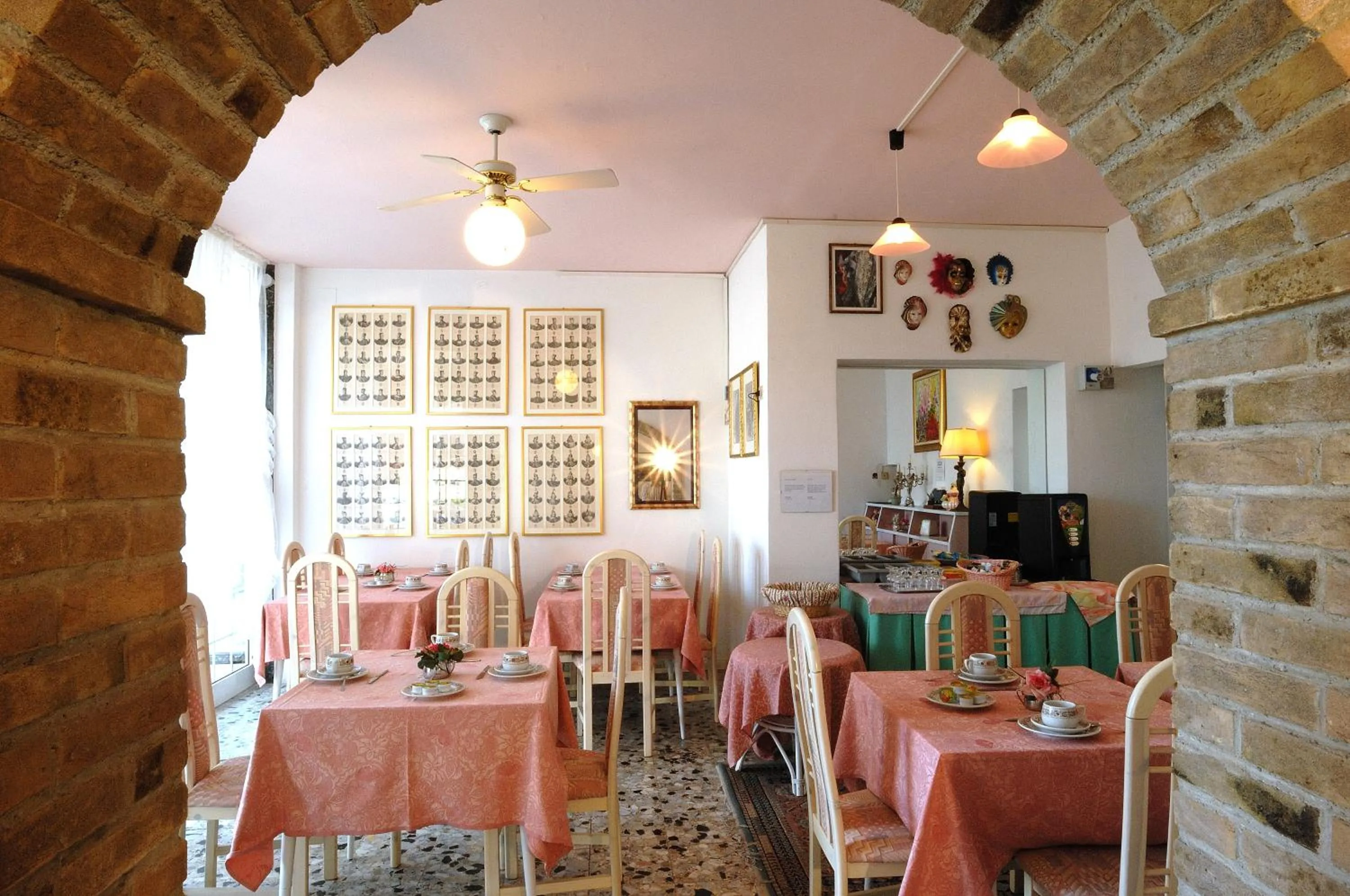 Restaurant/places to eat in Hotel Marco Polo