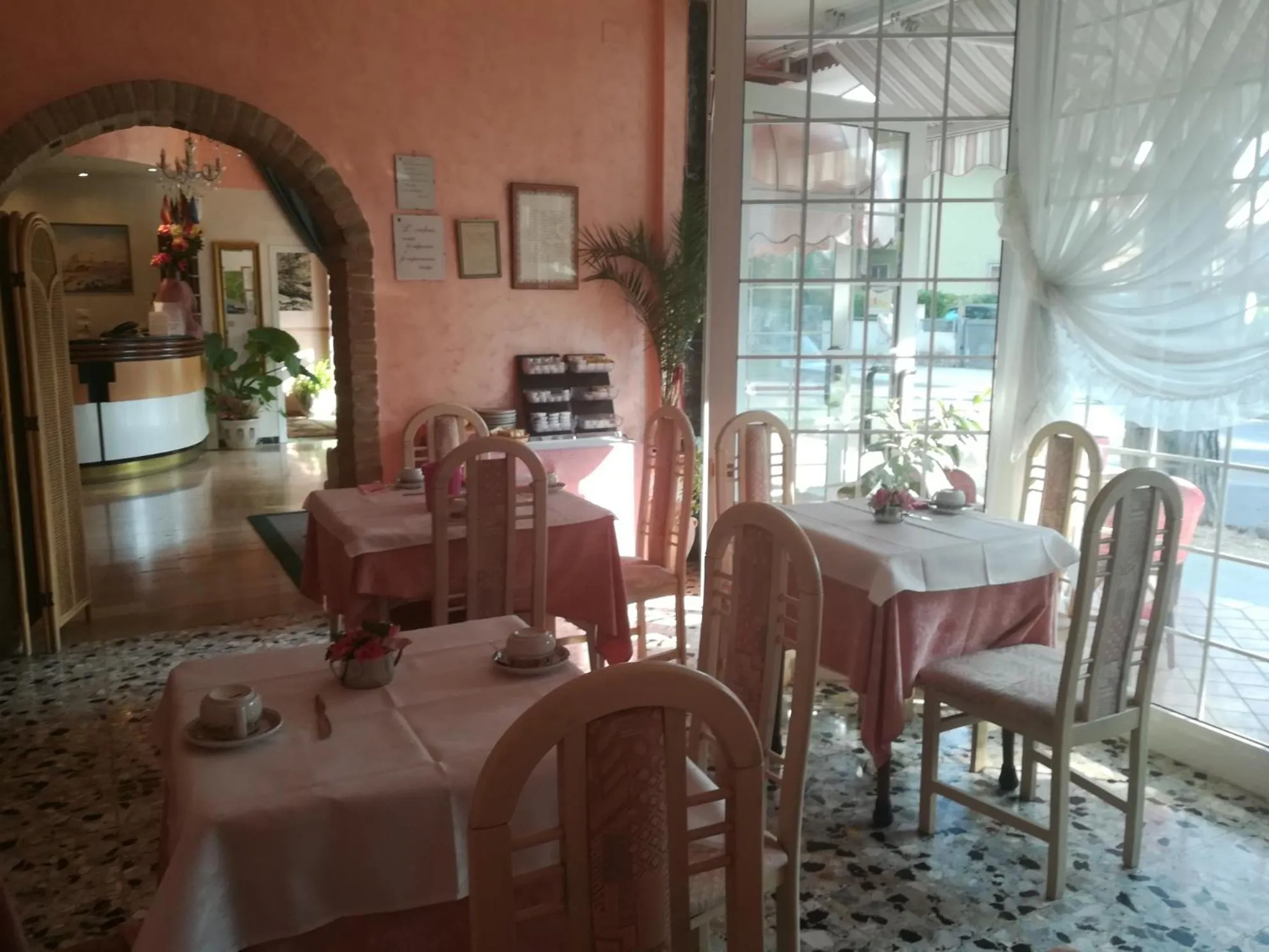 Restaurant/places to eat in Hotel Marco Polo