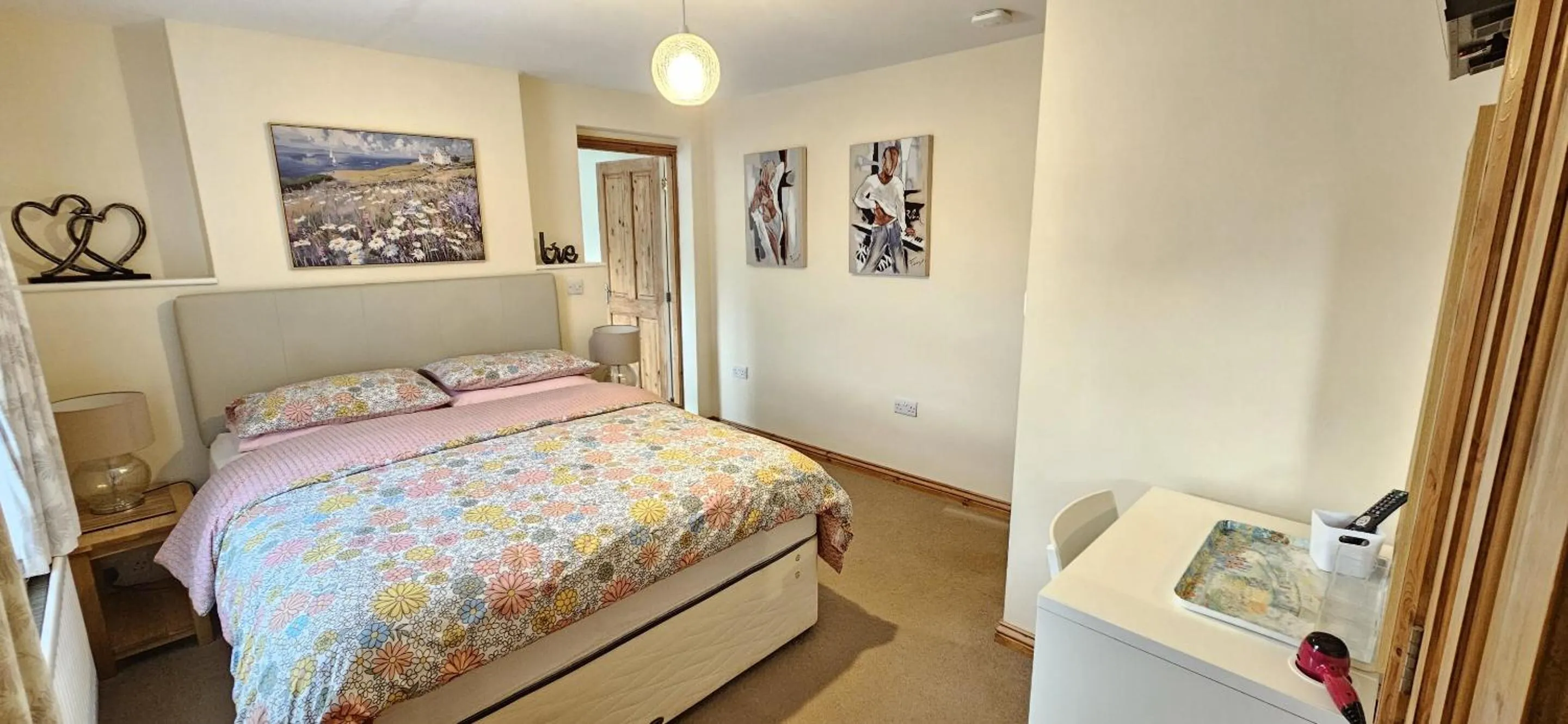 Bedroom, Bed in Saltburn Holidays Bluebell Cottage