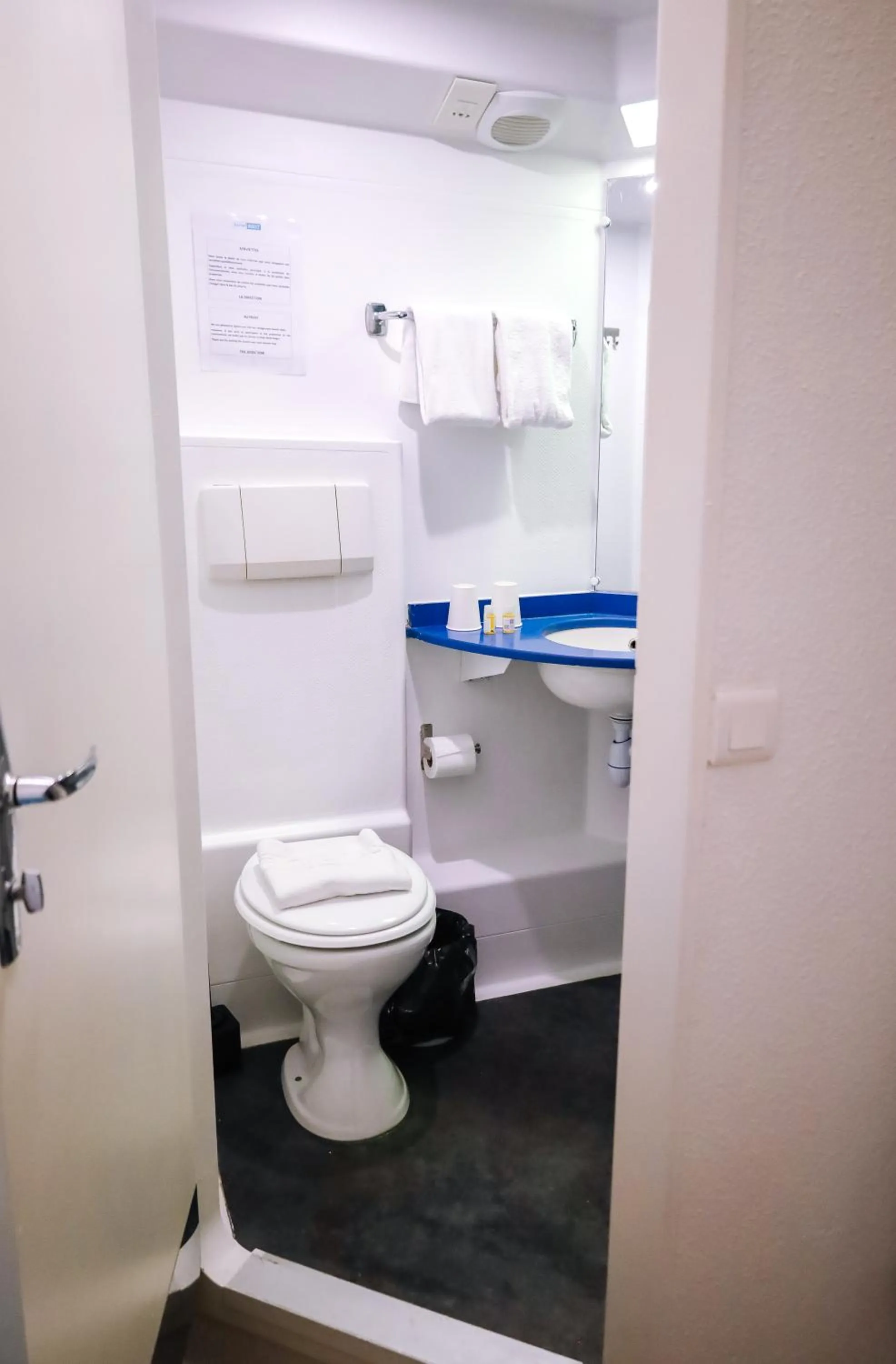 Toilet, Bathroom in Kyriad Direct Chilly-Mazarin