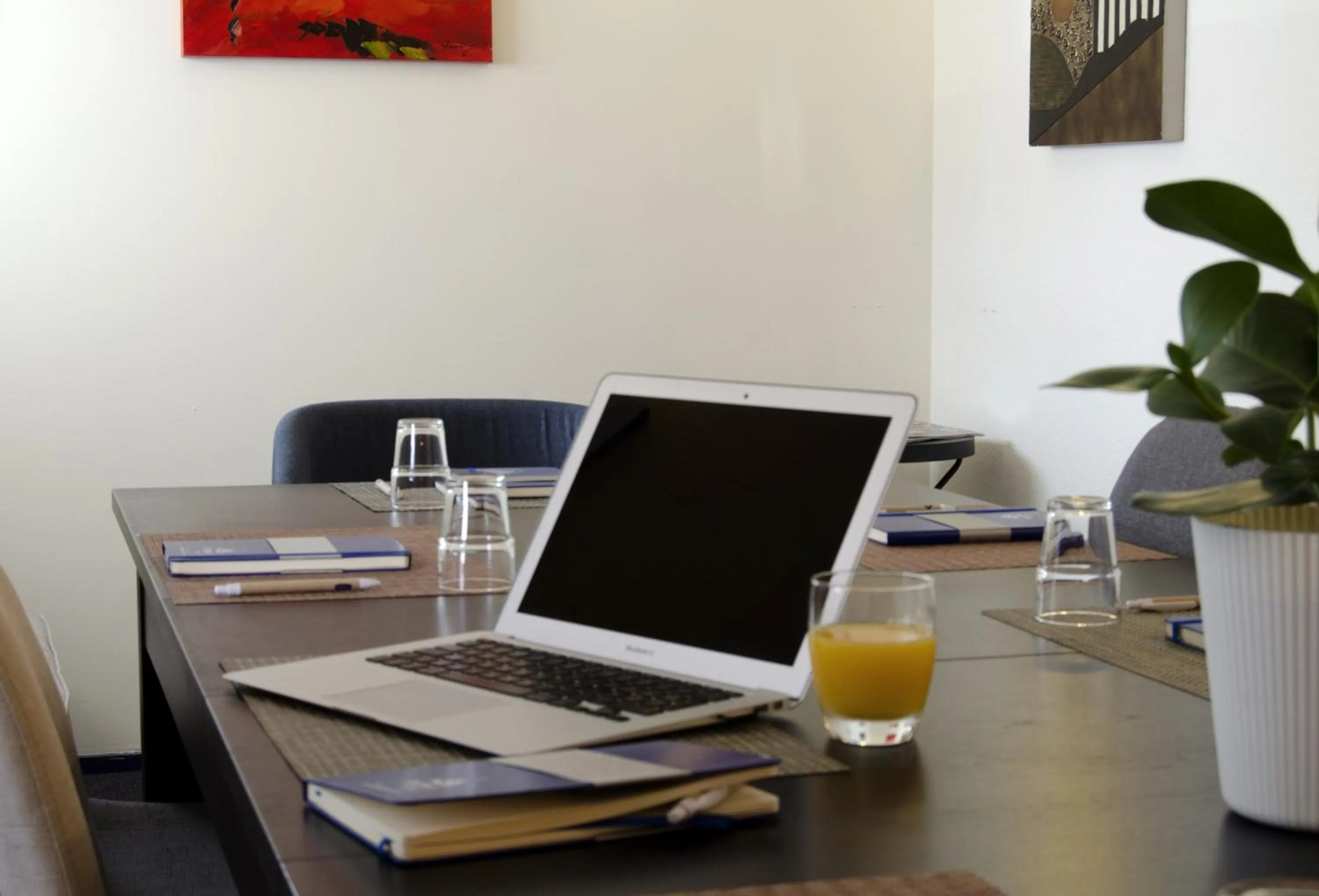 Communal lounge/ TV room in Kyriad Direct Chilly-Mazarin