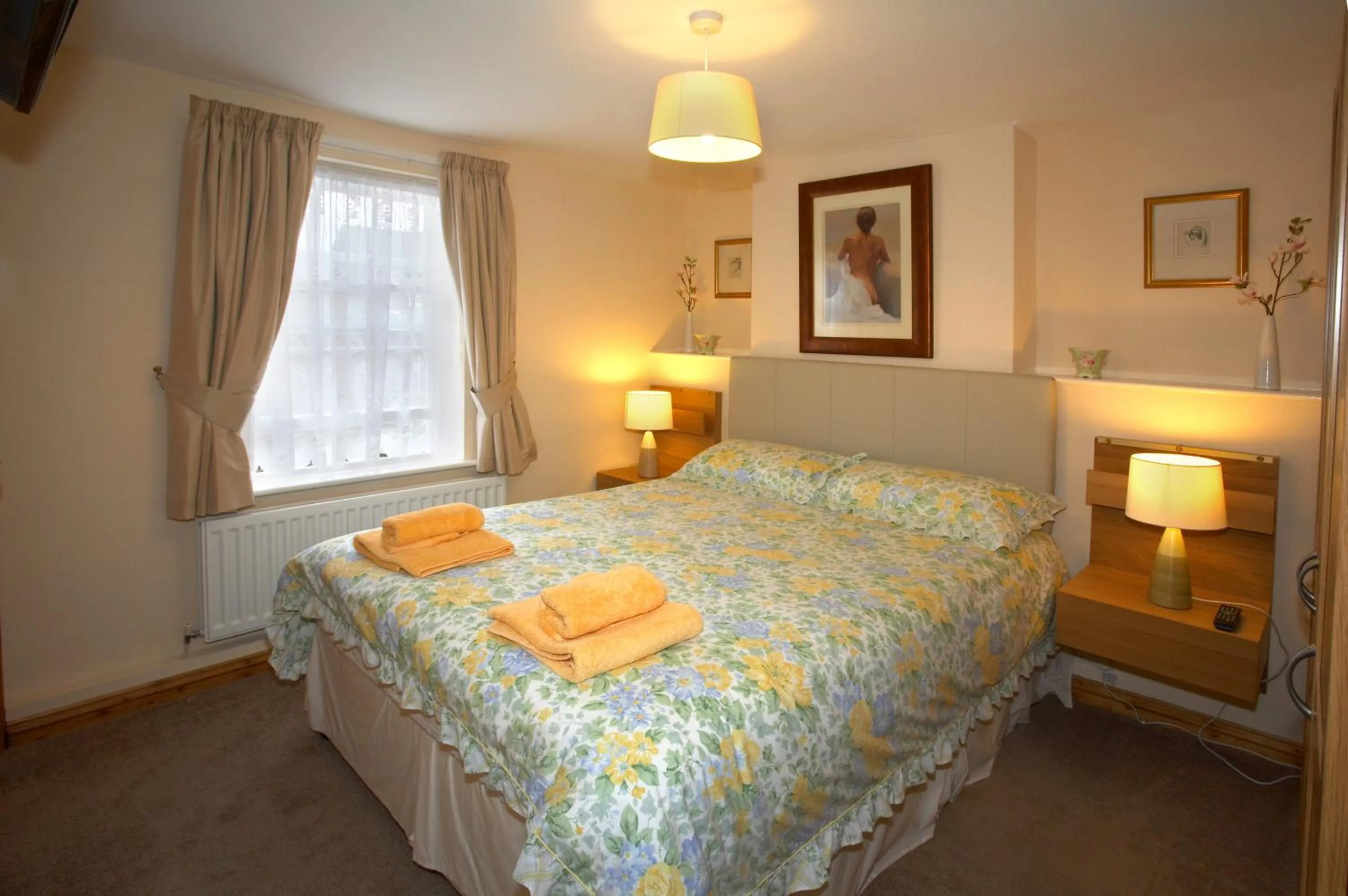 Bedroom, Bed in Saltburn Holidays Primrose Cottage