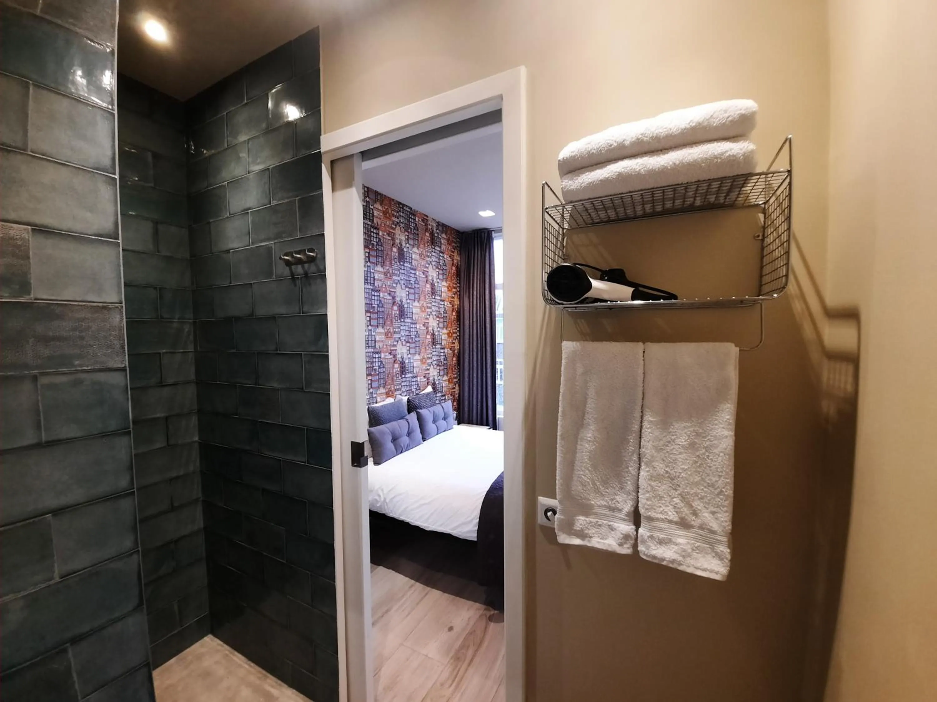 Bathroom, Bed in RoomWest