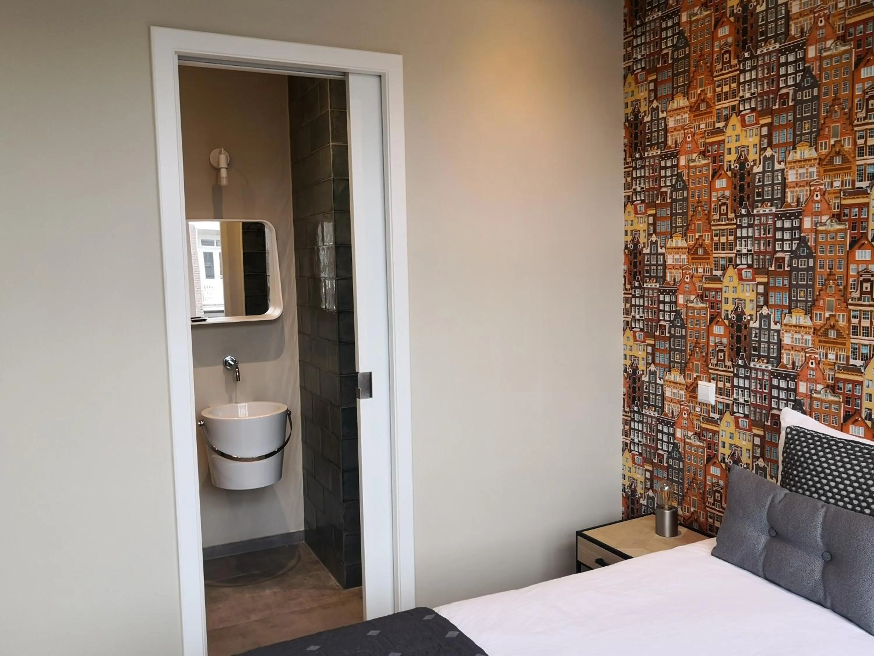 Photo of the whole room, Bed in RoomWest