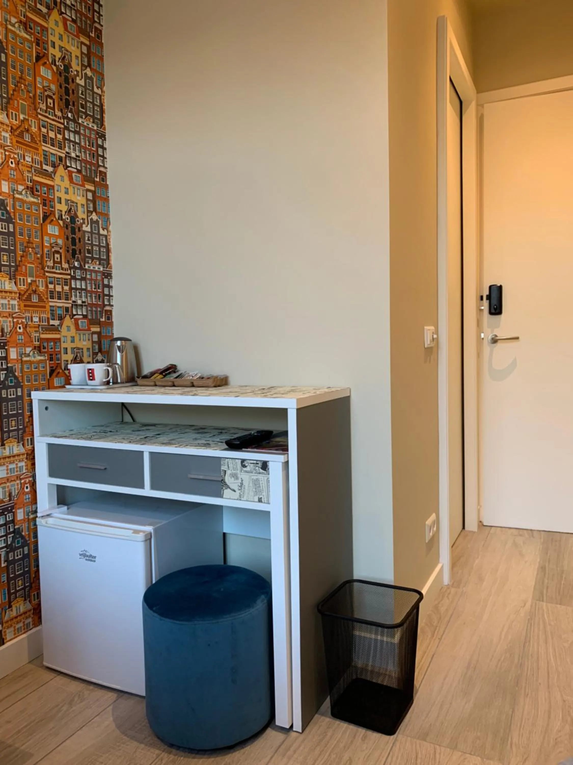 Photo of the whole room in RoomWest