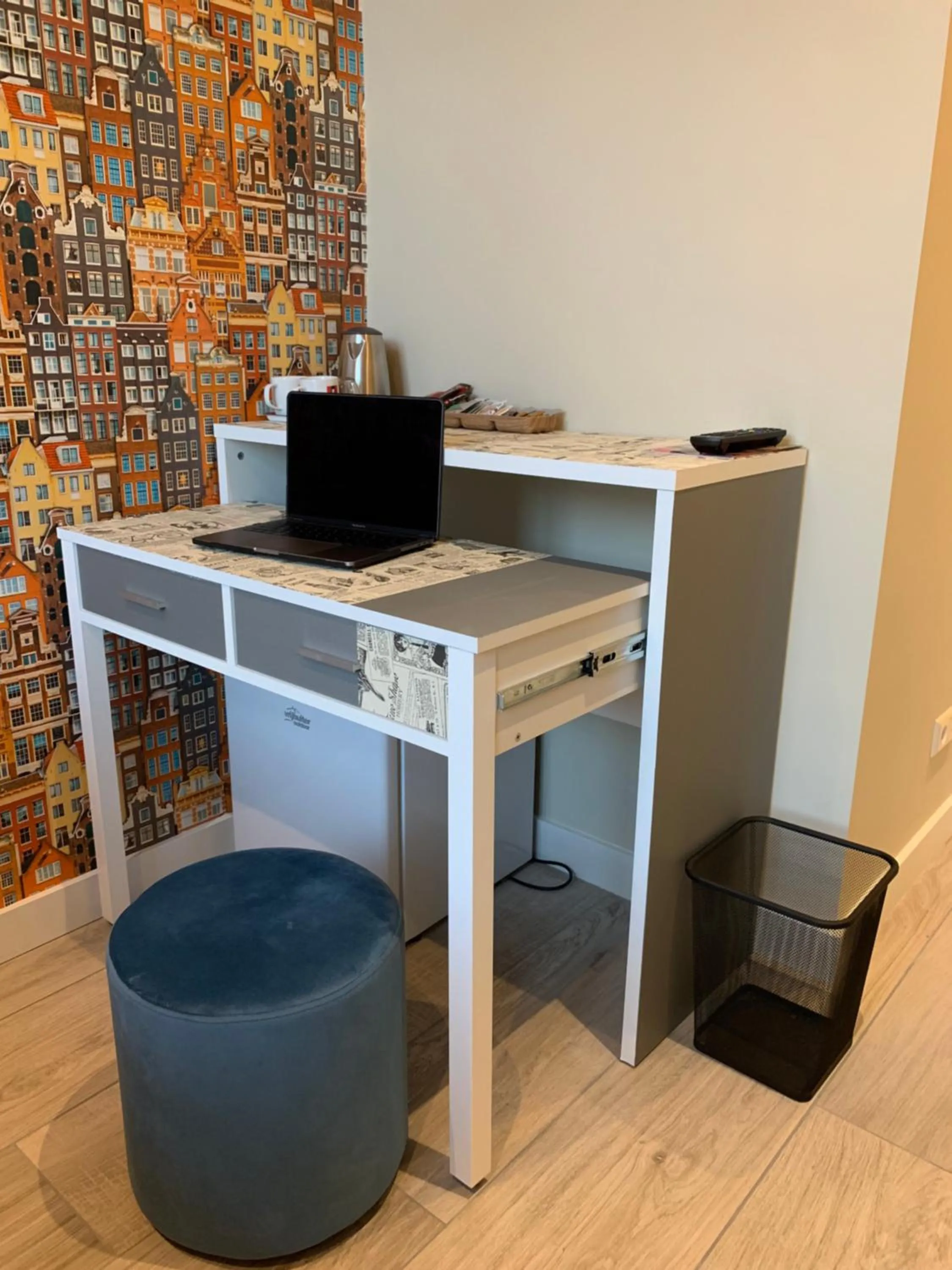 Photo of the whole room in RoomWest