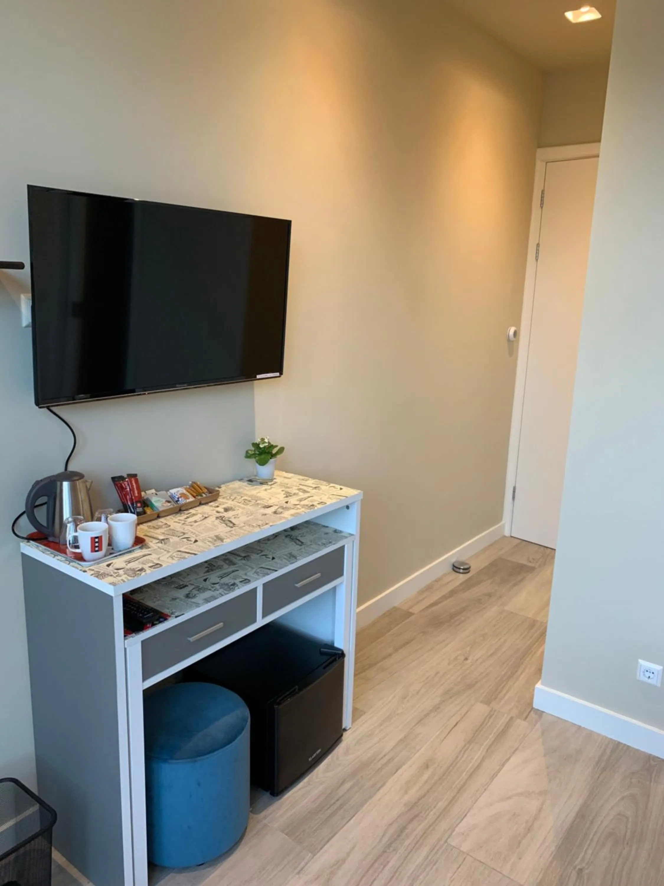 Photo of the whole room in RoomWest