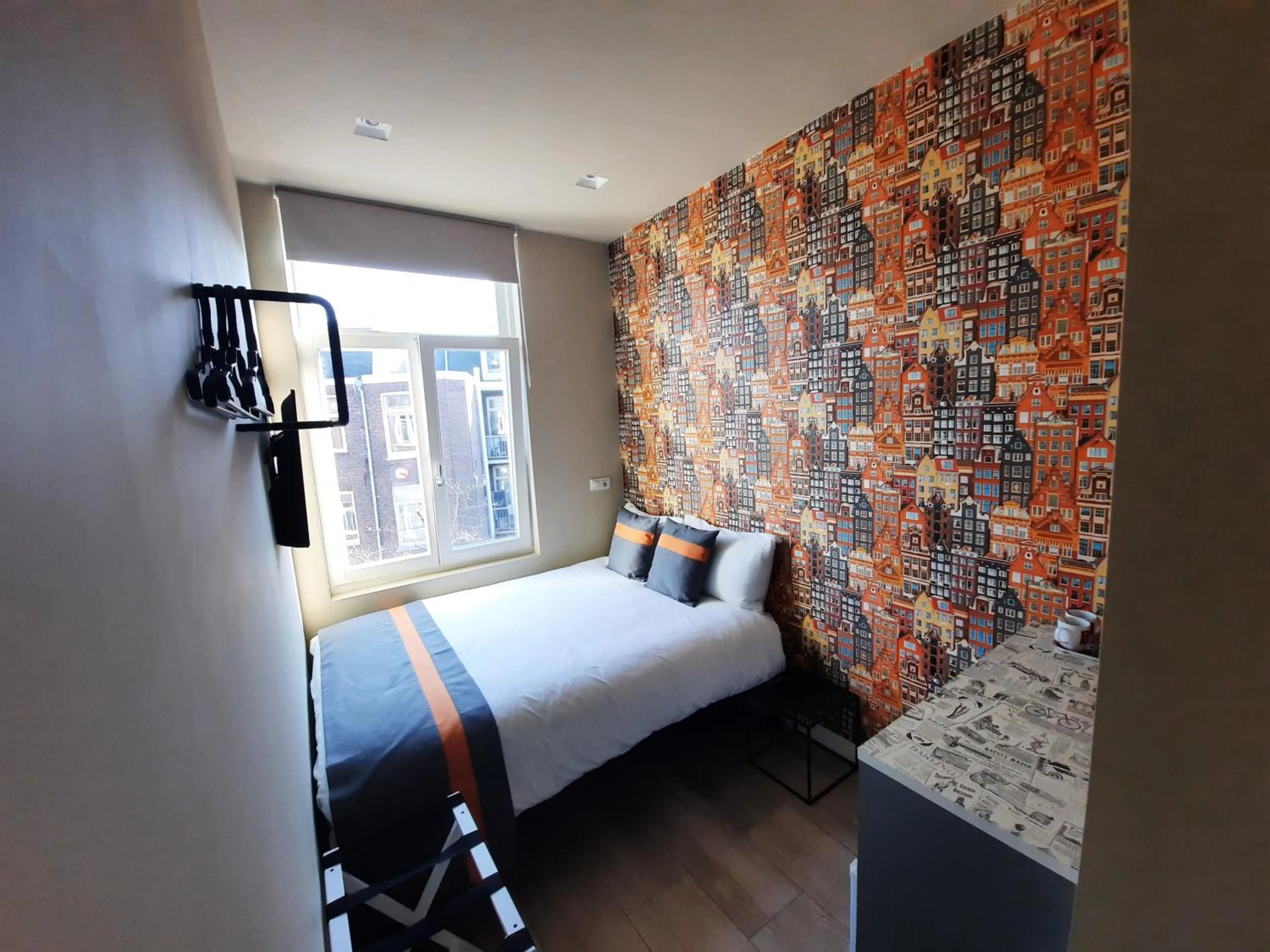 Photo of the whole room, Bed in RoomWest