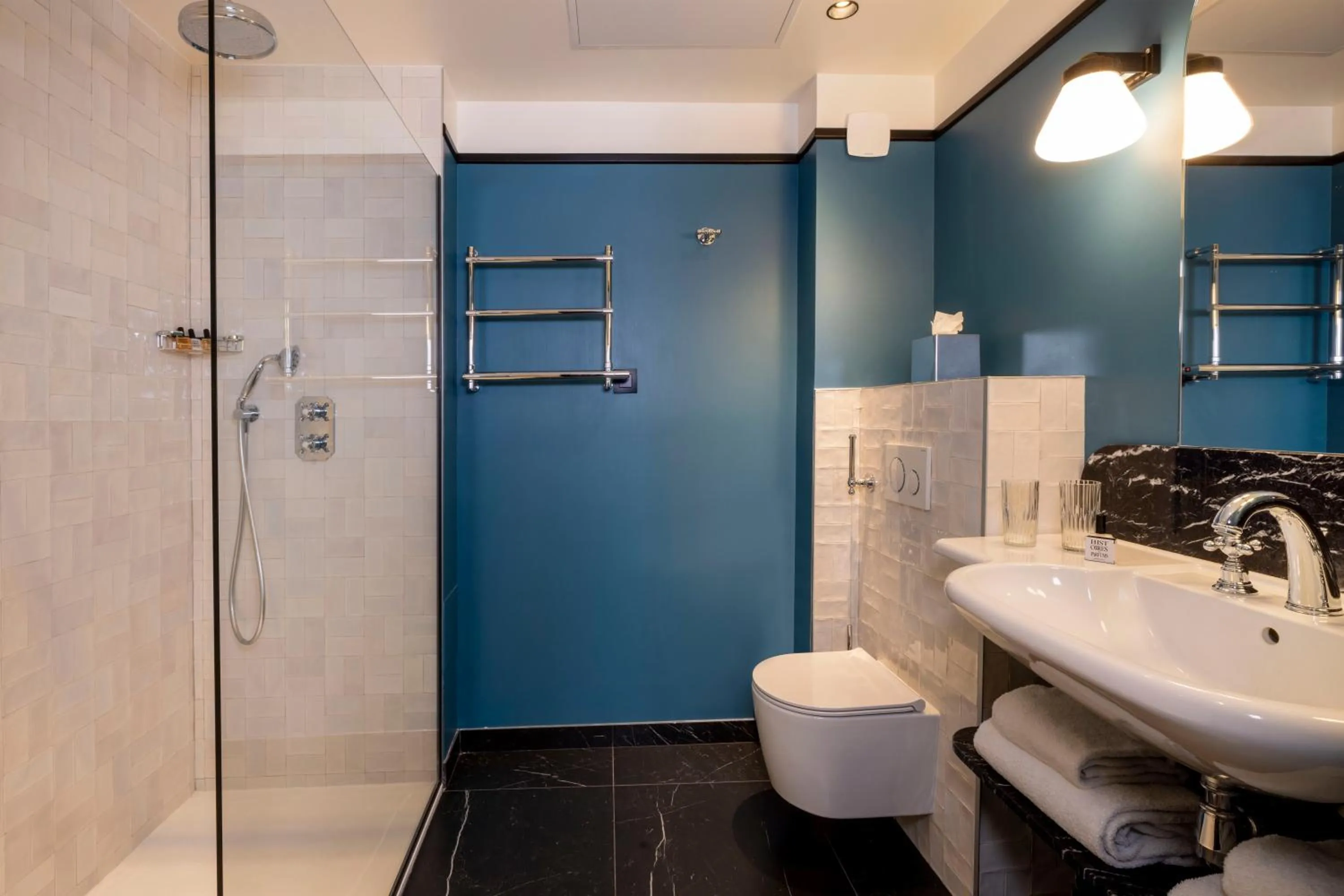 Shower in Grand Hôtel Chicago