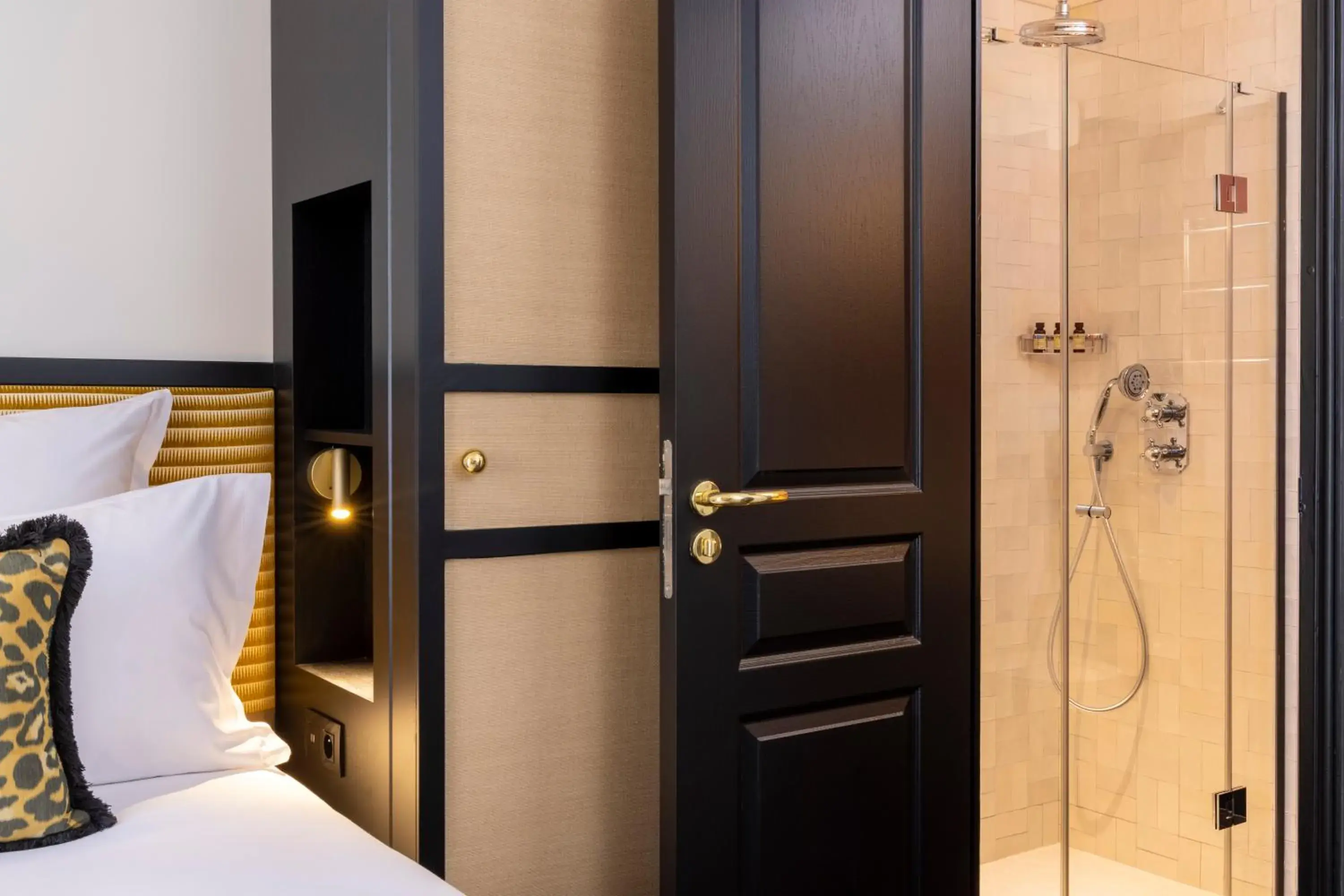 Bedroom, Bed in Grand Hôtel Chicago Bedroom, Bed in Grand Hôtel Chicago