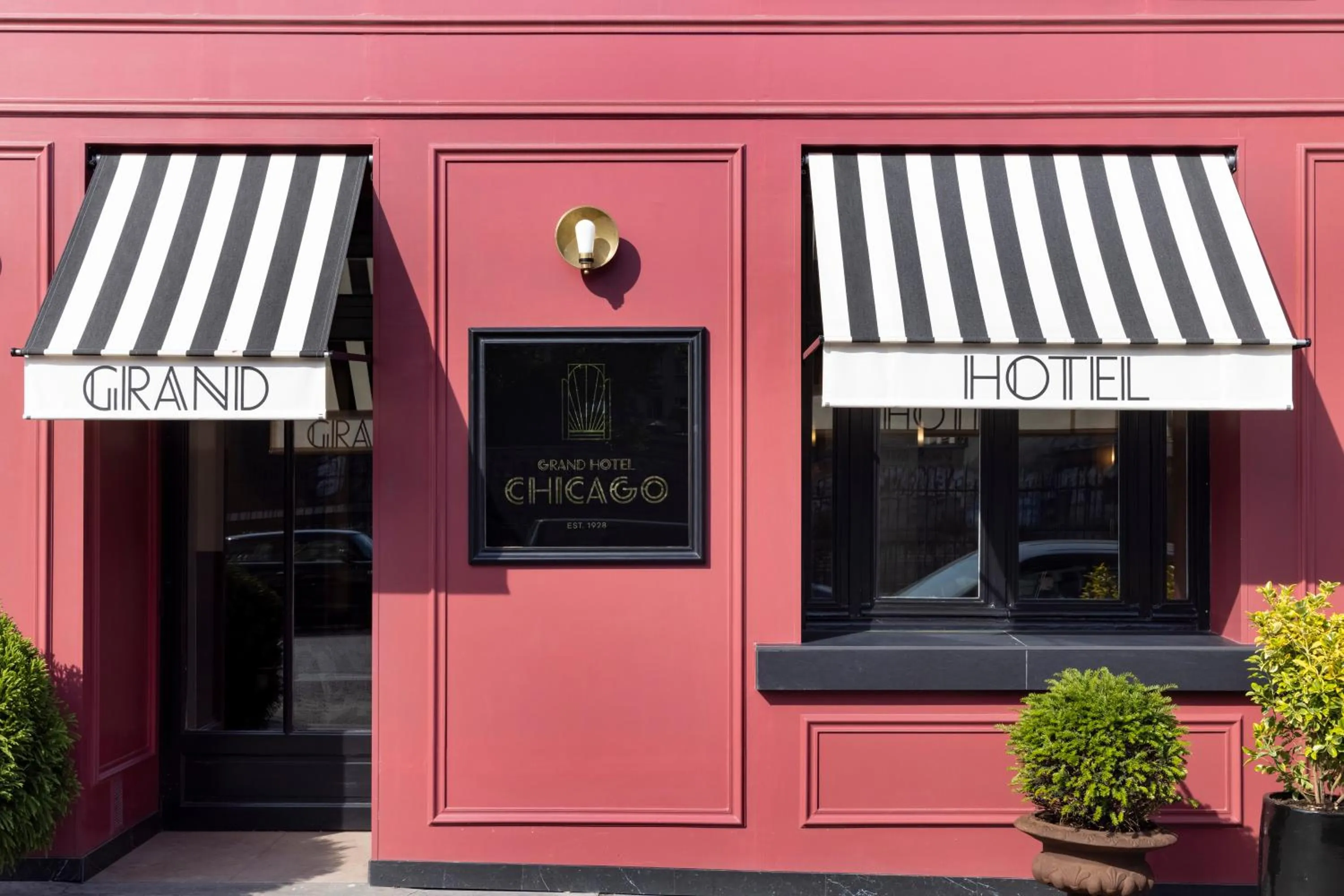 Facade/entrance in Grand Hôtel Chicago