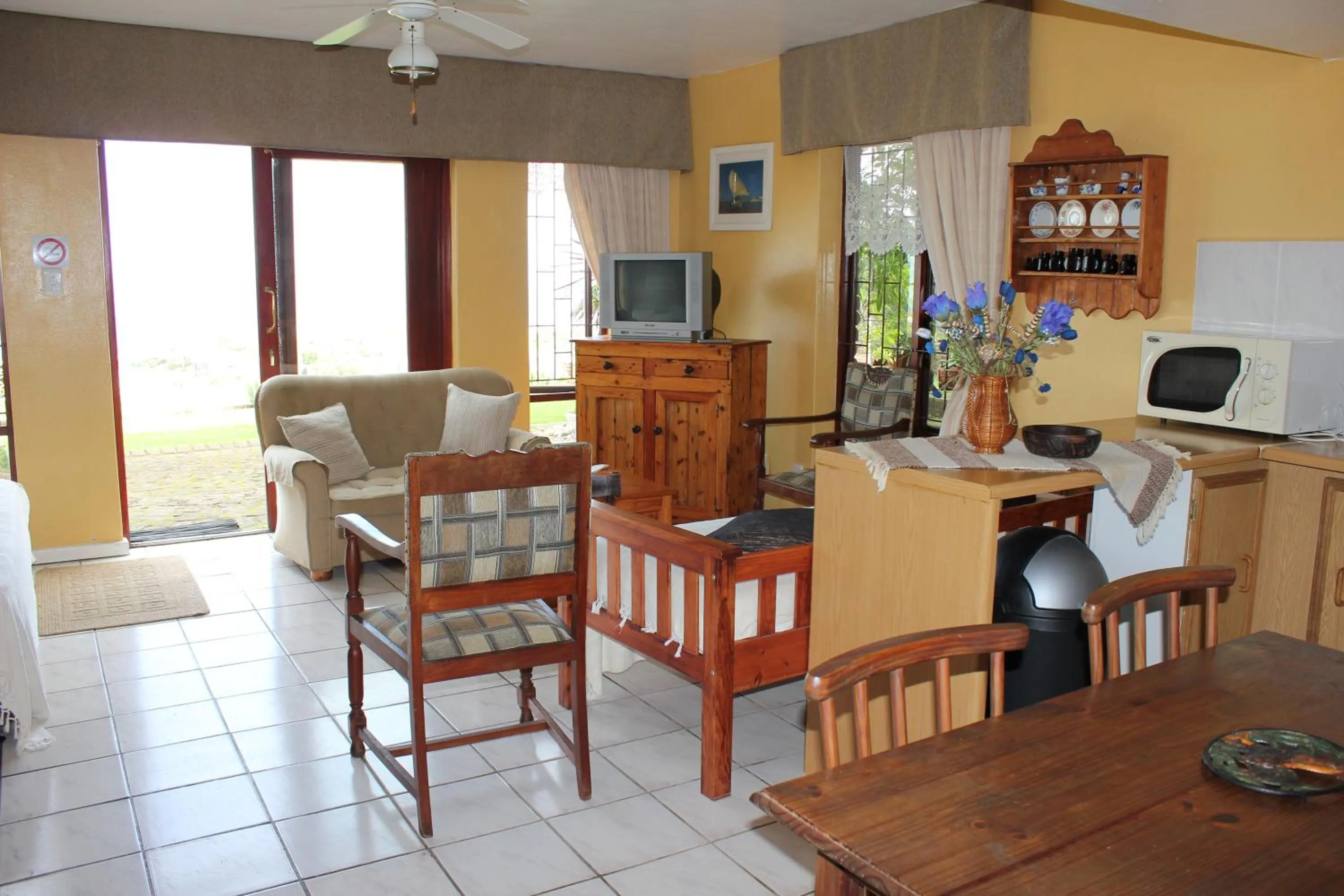 Kitchen or kitchenette in Amzee Bokmakierie Guest House