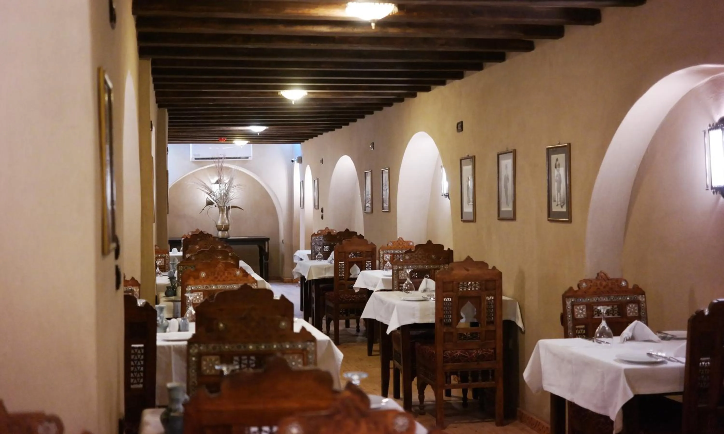 Restaurant/places to eat in Djorff Palace