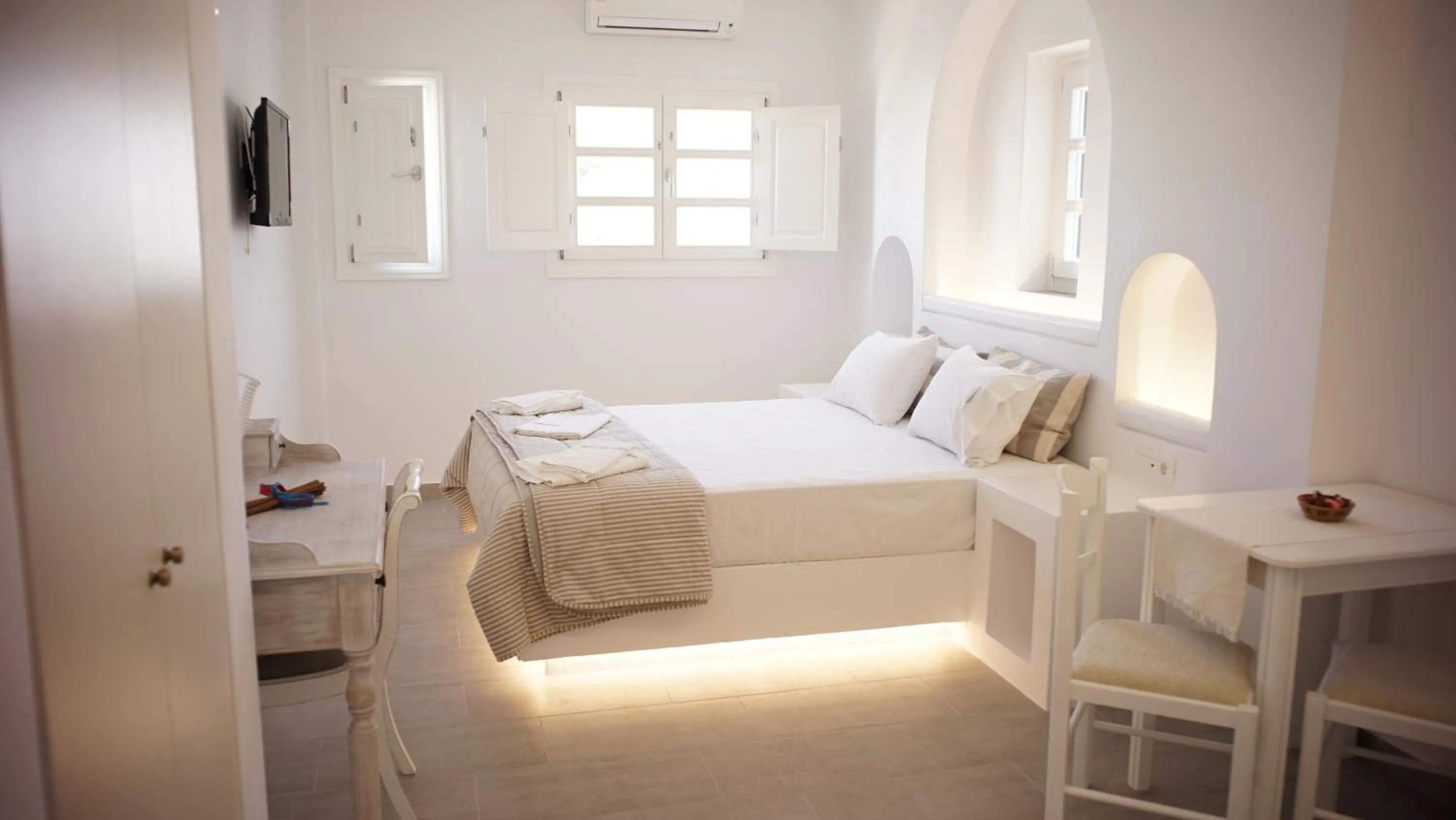 Bedroom, Bed in Paraporti