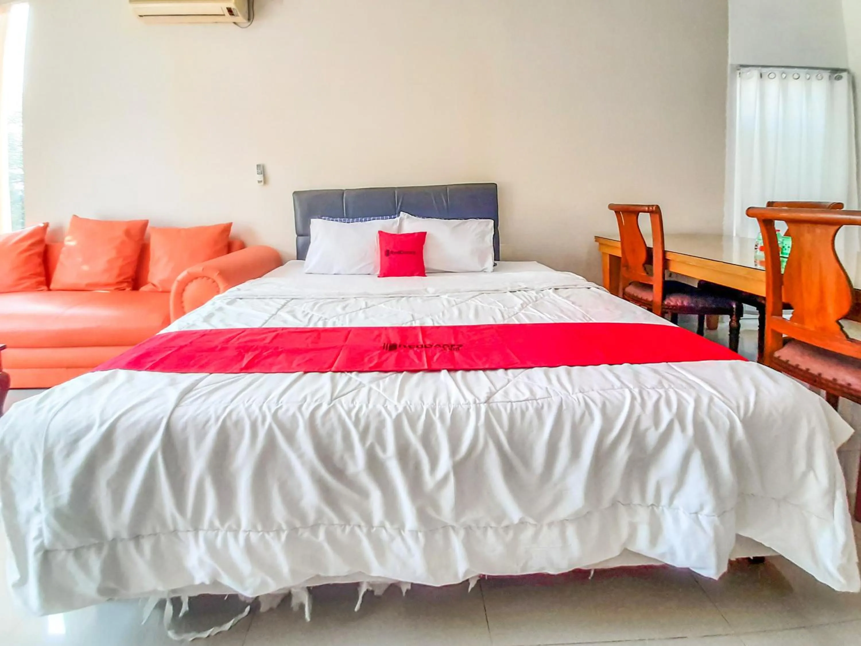 Bedroom in RedDoorz at Villa Taman Dayu Pandaan 2