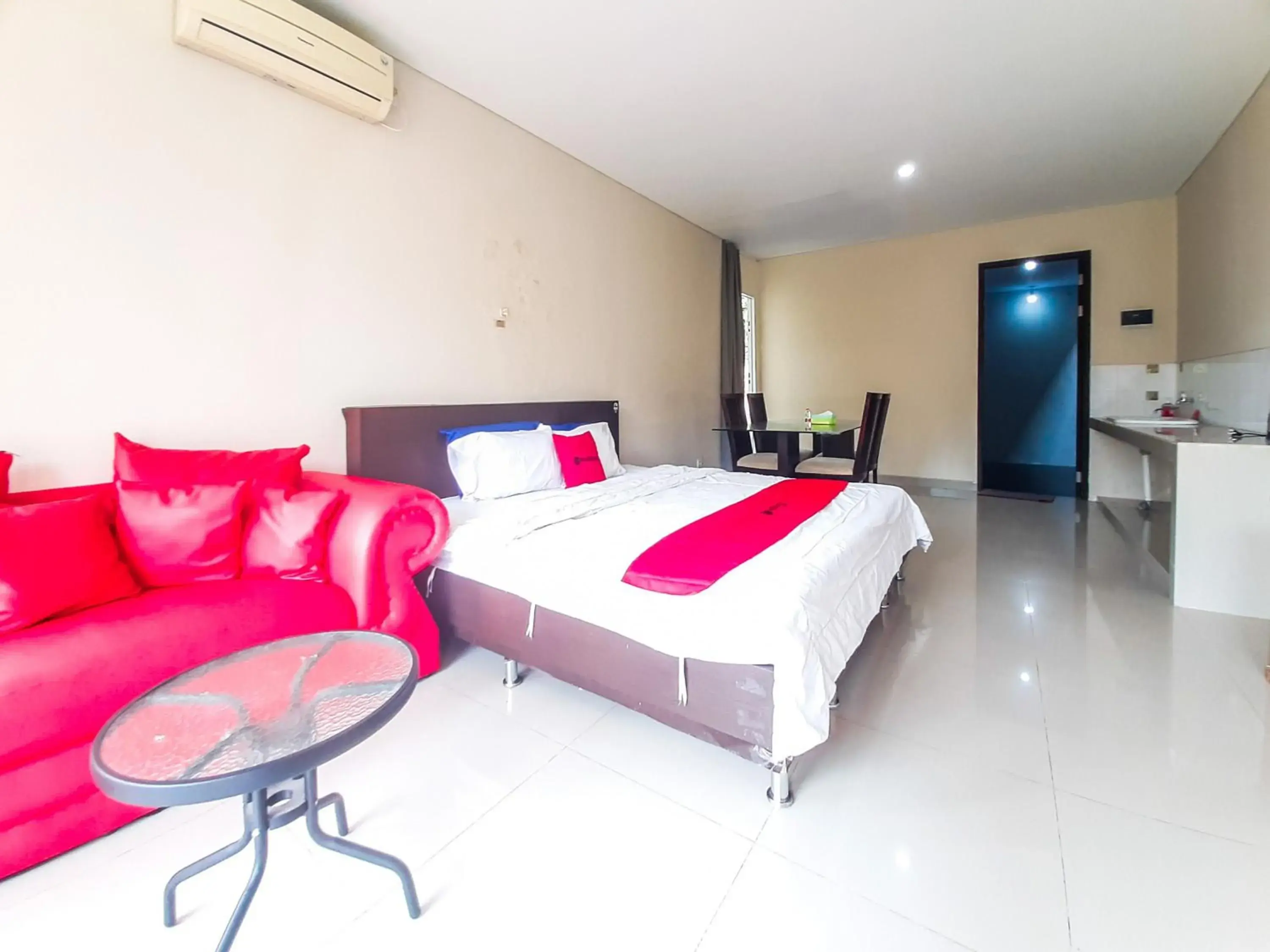 Bedroom in RedDoorz at Villa Taman Dayu Pandaan 2 Bedroom in RedDoorz at Villa Taman Dayu Pandaan 2