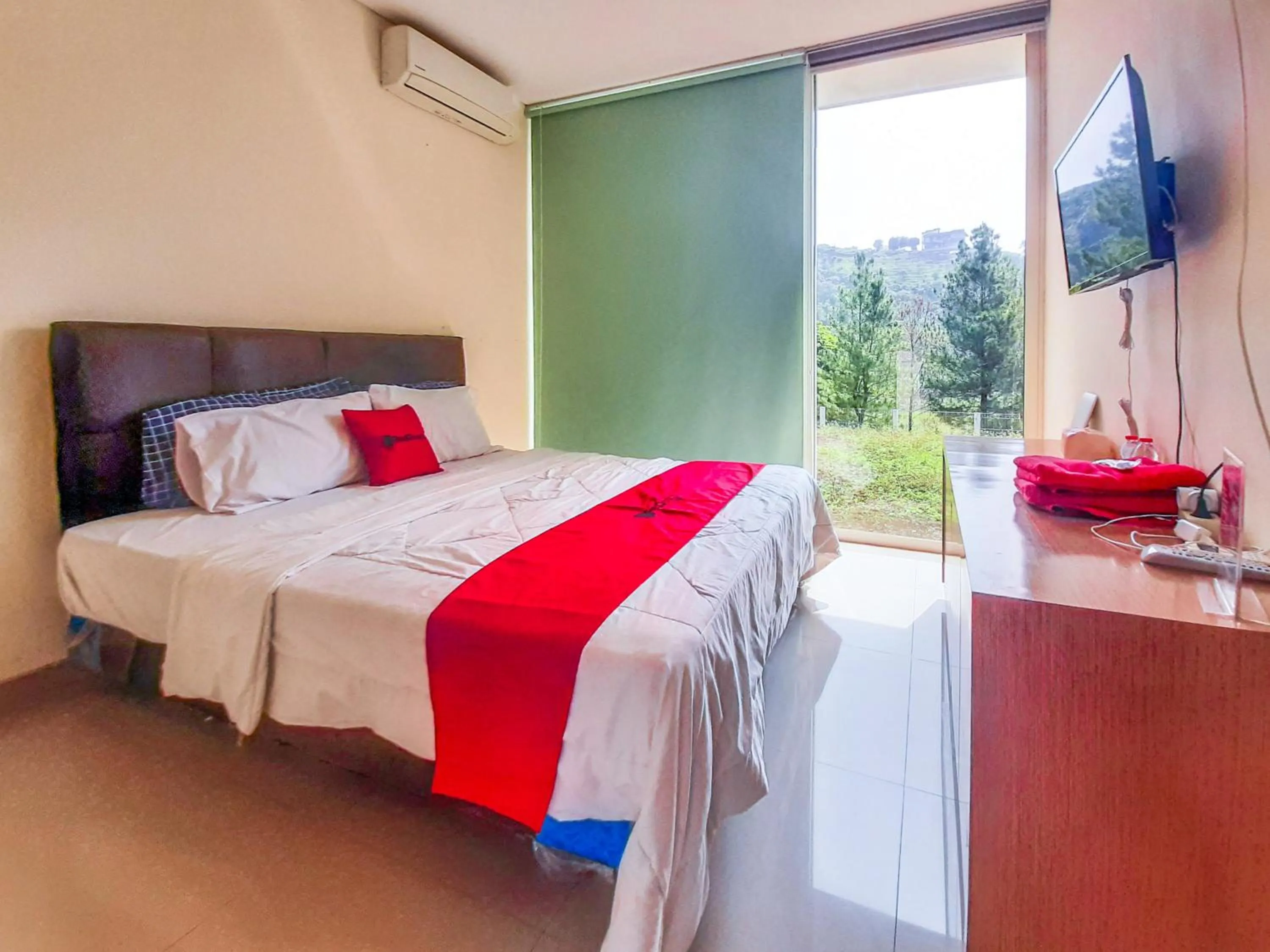 Bedroom in RedDoorz at Villa Taman Dayu Pandaan 2