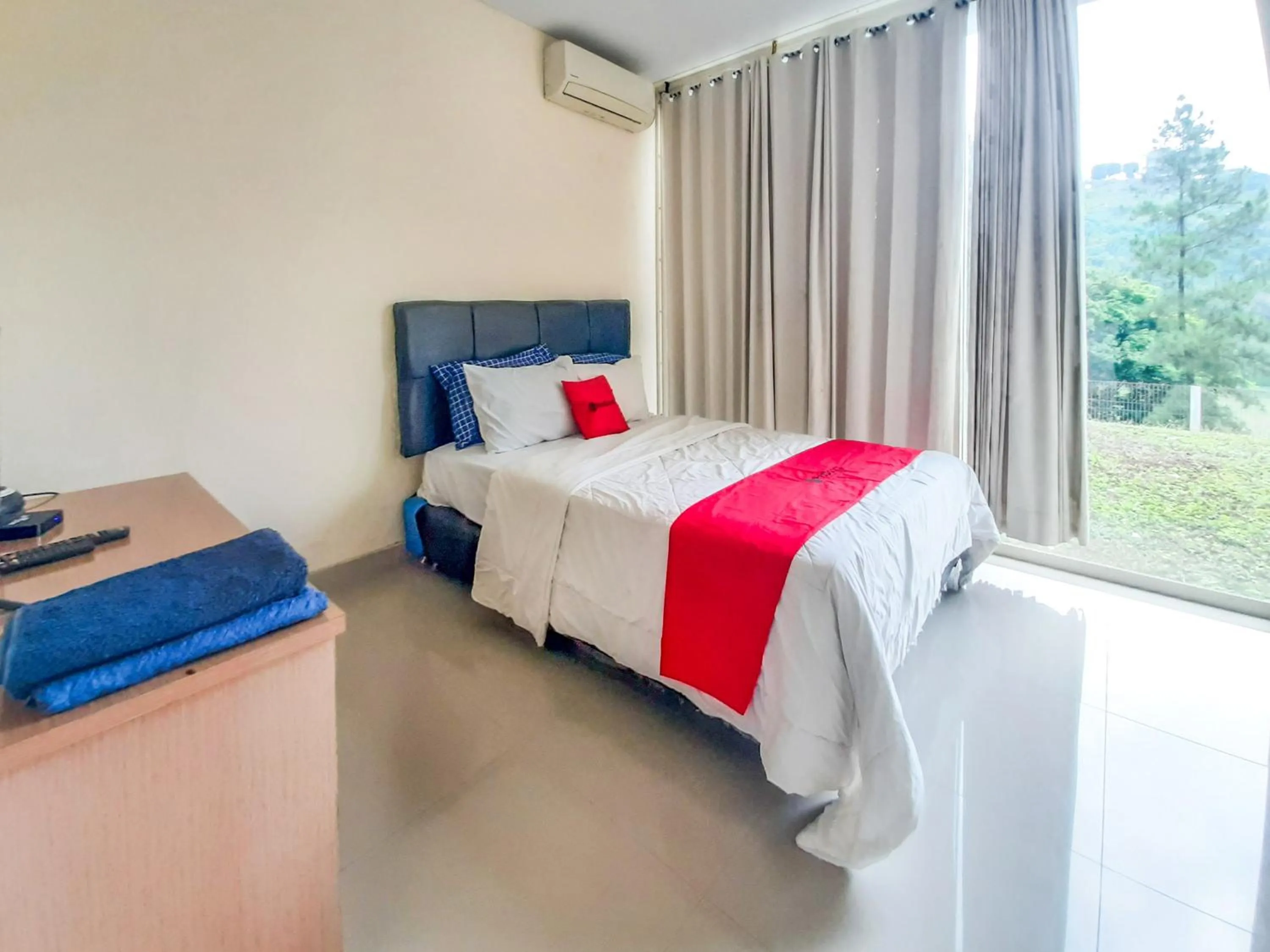Bedroom in RedDoorz at Villa Taman Dayu Pandaan 2