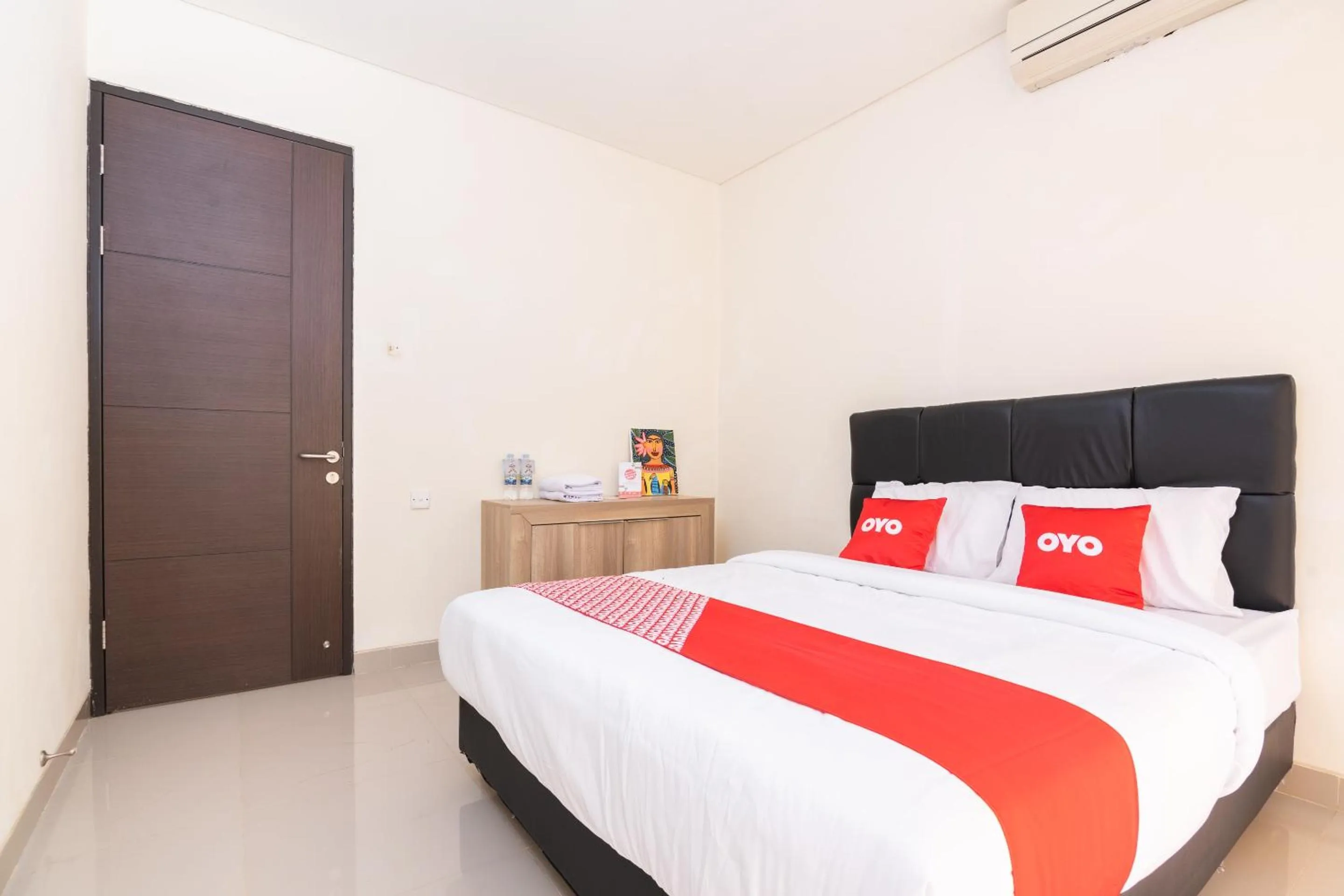 Bedroom, Bed in OYO 2001 Taman Dayu Villa Golf View