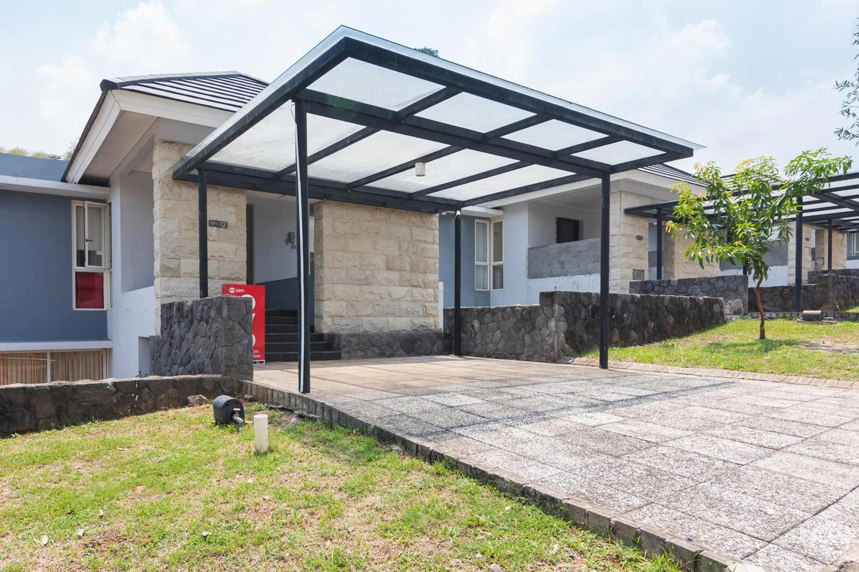 Facade/entrance in OYO 2001 Taman Dayu Villa Golf View