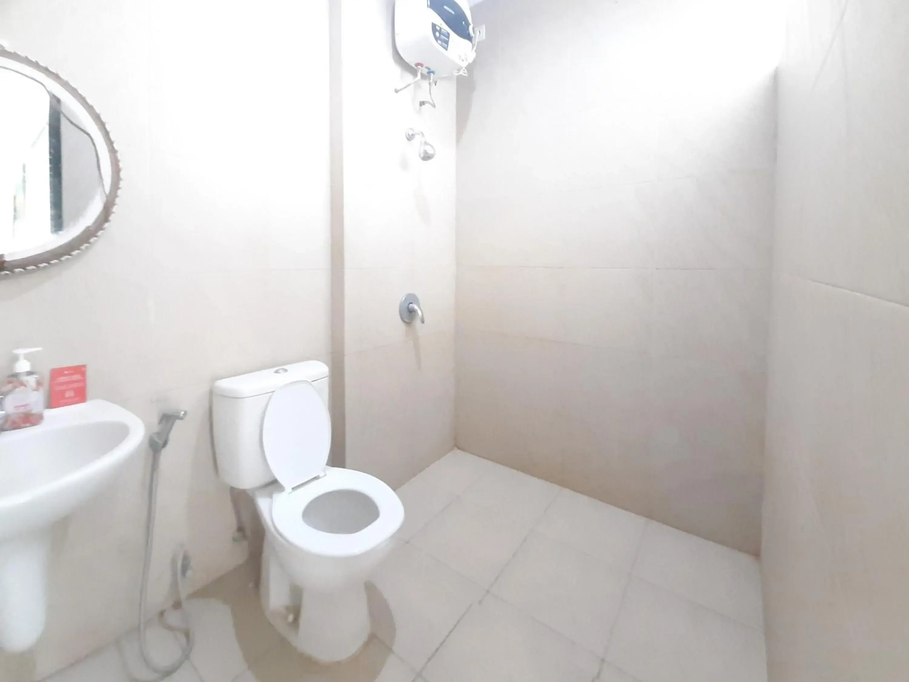 Bathroom in RedDoorz at Villa Taman Dayu Pandaan 2 Bathroom in RedDoorz at Villa Taman Dayu Pandaan 2