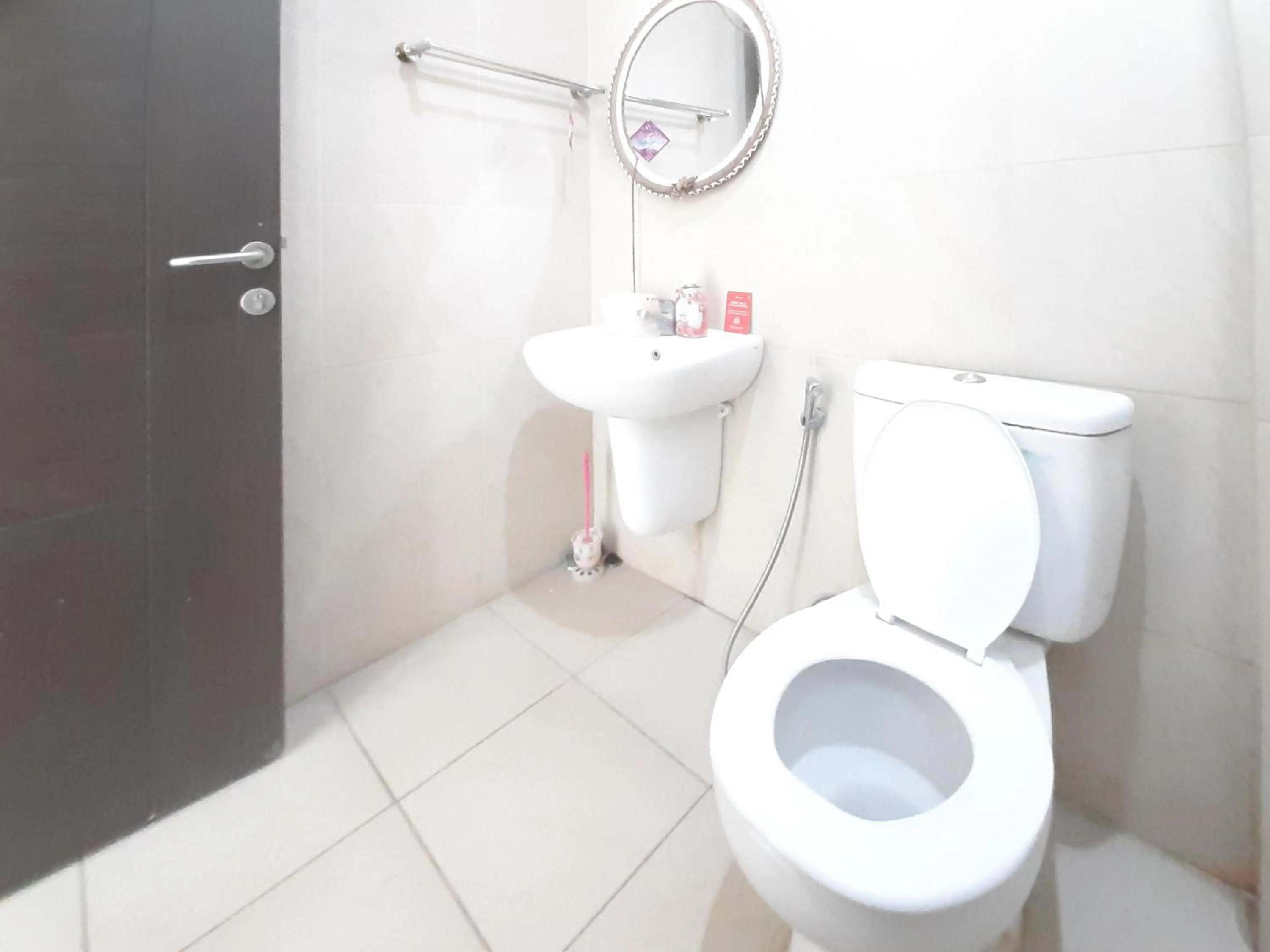 Bathroom in RedDoorz at Villa Taman Dayu Pandaan 2