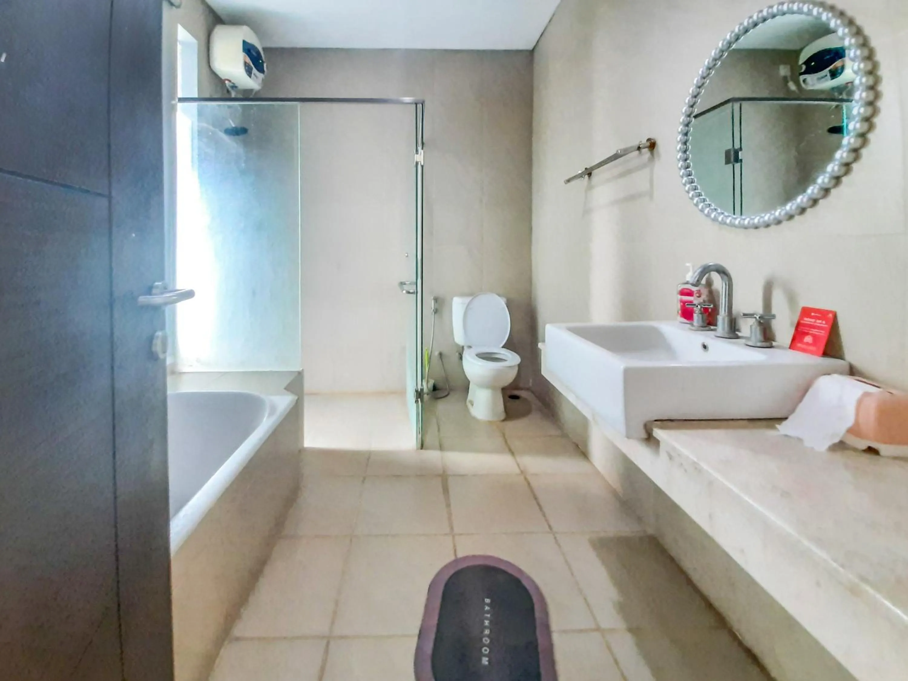 Bathroom in RedDoorz at Villa Taman Dayu Pandaan 2