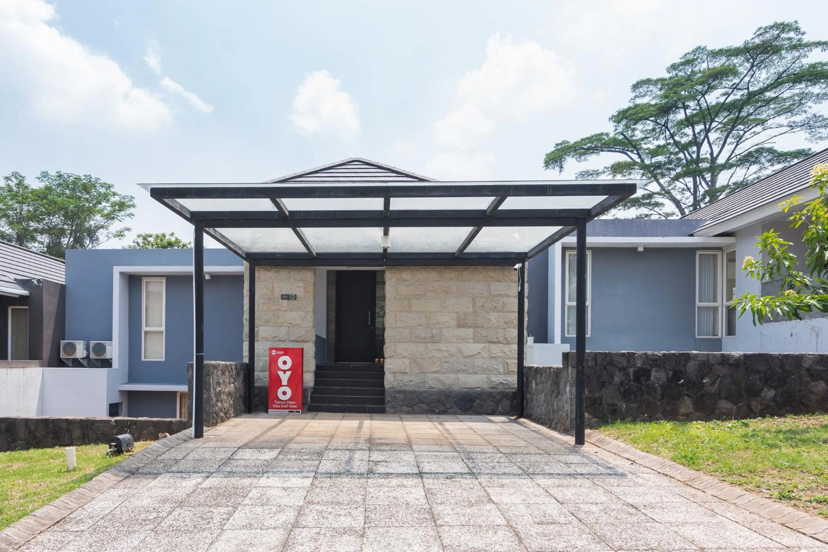 Facade/entrance in OYO 2001 Taman Dayu Villa Golf View