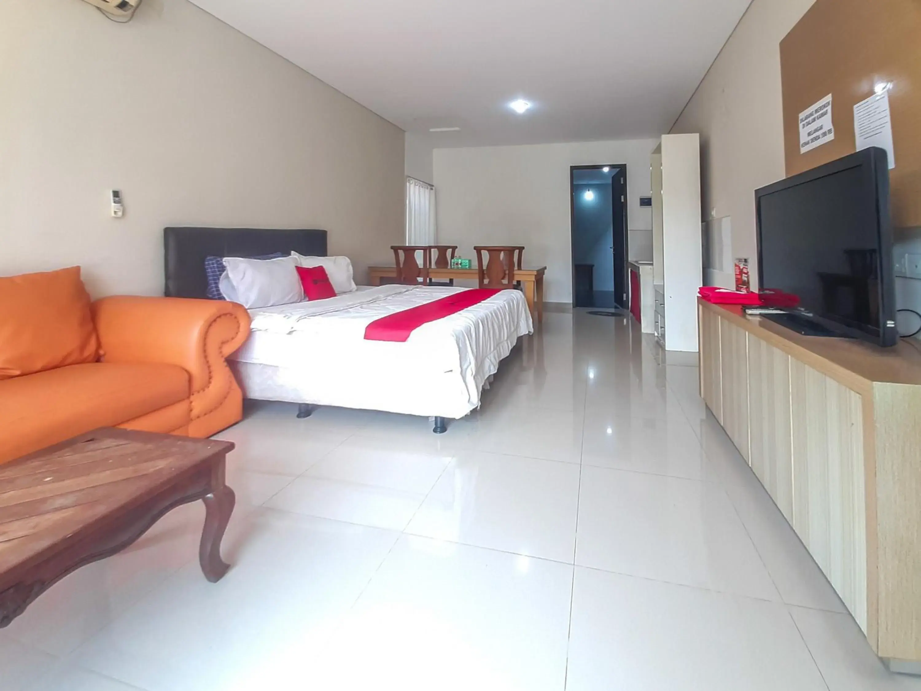 Bedroom in RedDoorz at Villa Taman Dayu Pandaan 2 Bedroom in RedDoorz at Villa Taman Dayu Pandaan 2