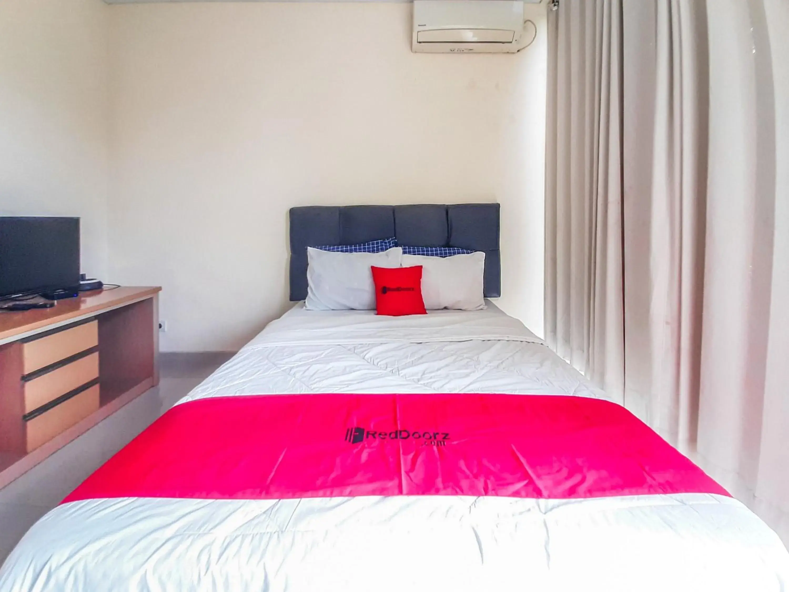 Bedroom in RedDoorz at Villa Taman Dayu Pandaan 2 Bedroom in RedDoorz at Villa Taman Dayu Pandaan 2