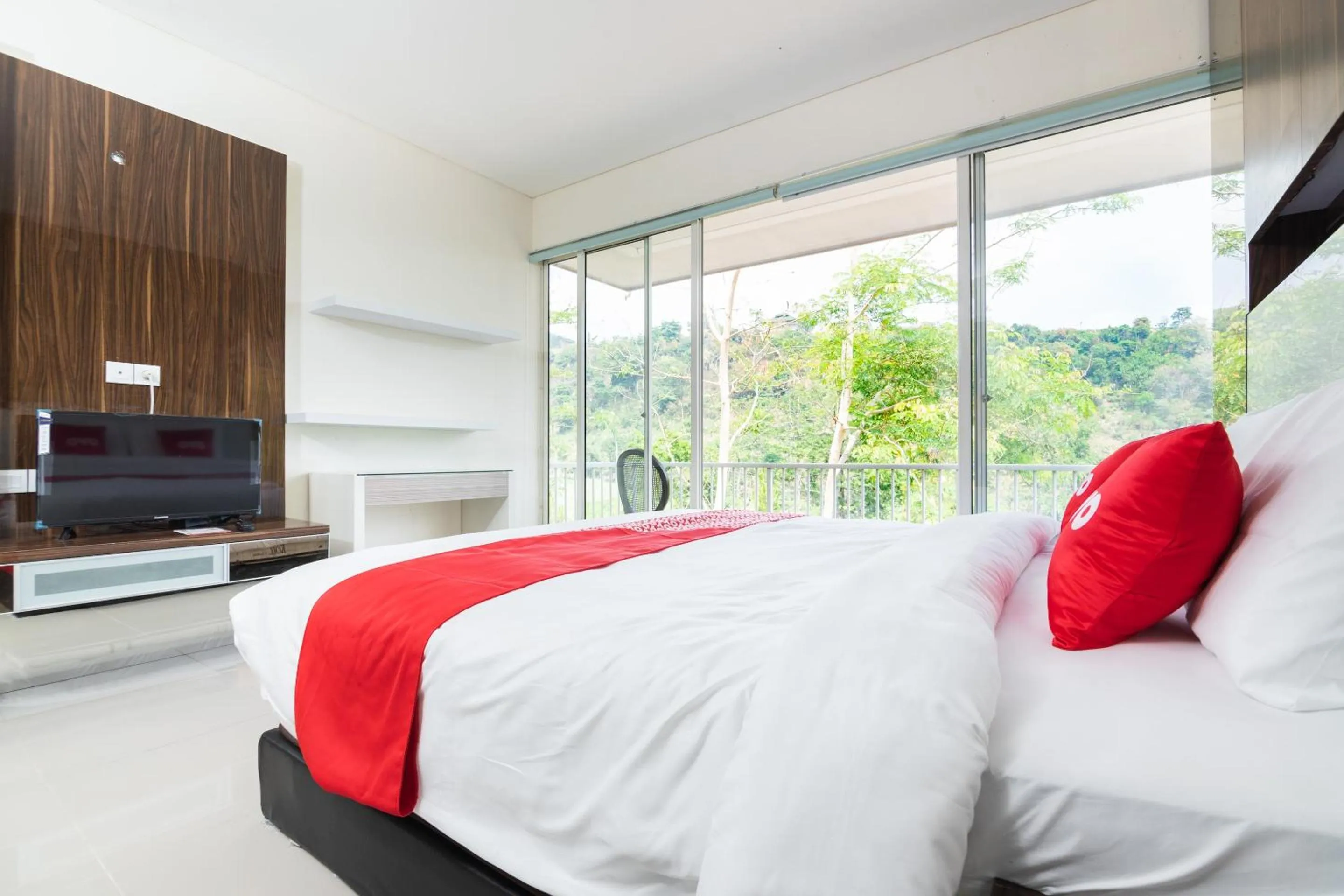 Bedroom, Bed in OYO 2001 Taman Dayu Villa Golf View