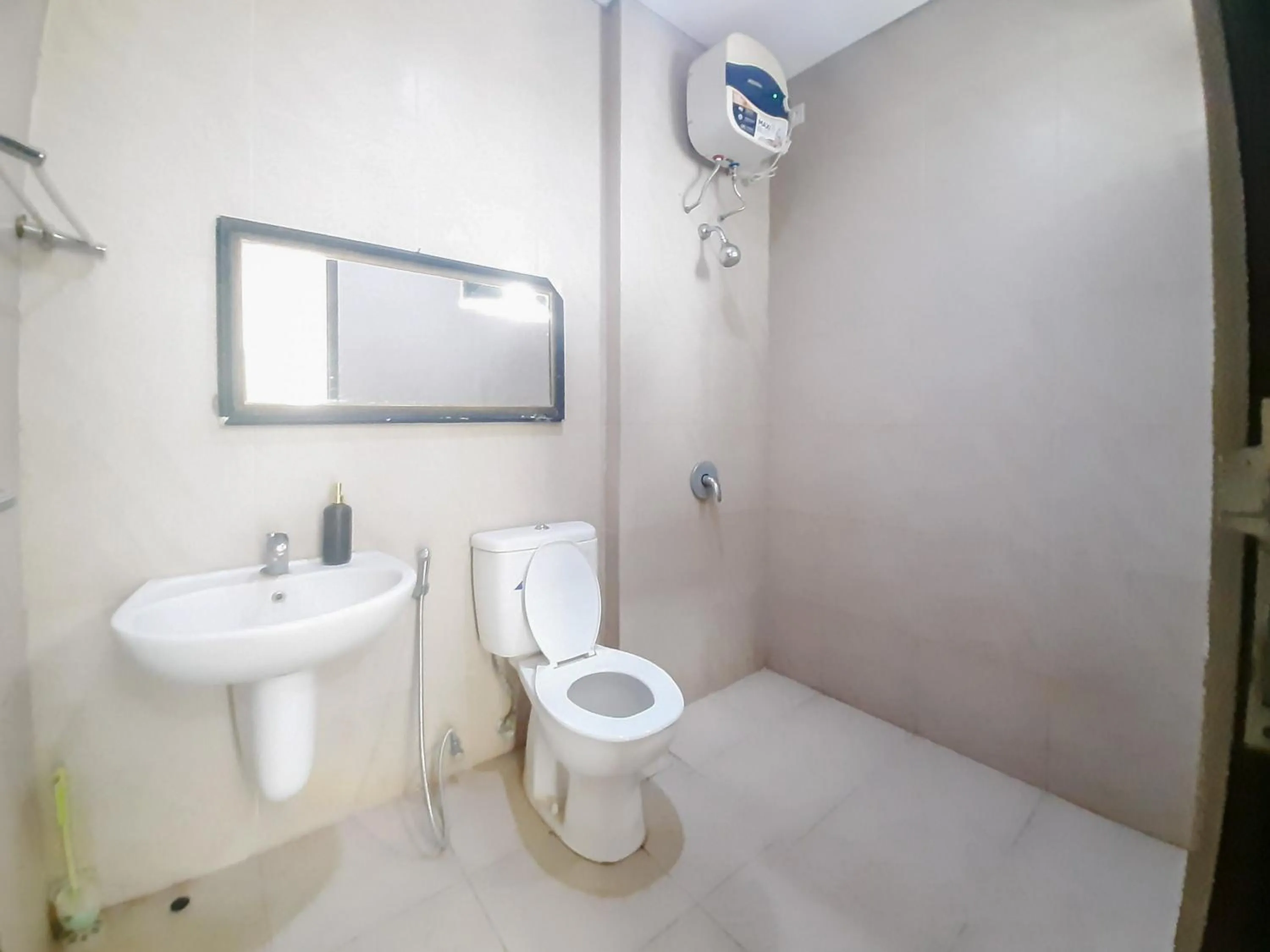 Bathroom in RedDoorz at Villa Taman Dayu Pandaan 2