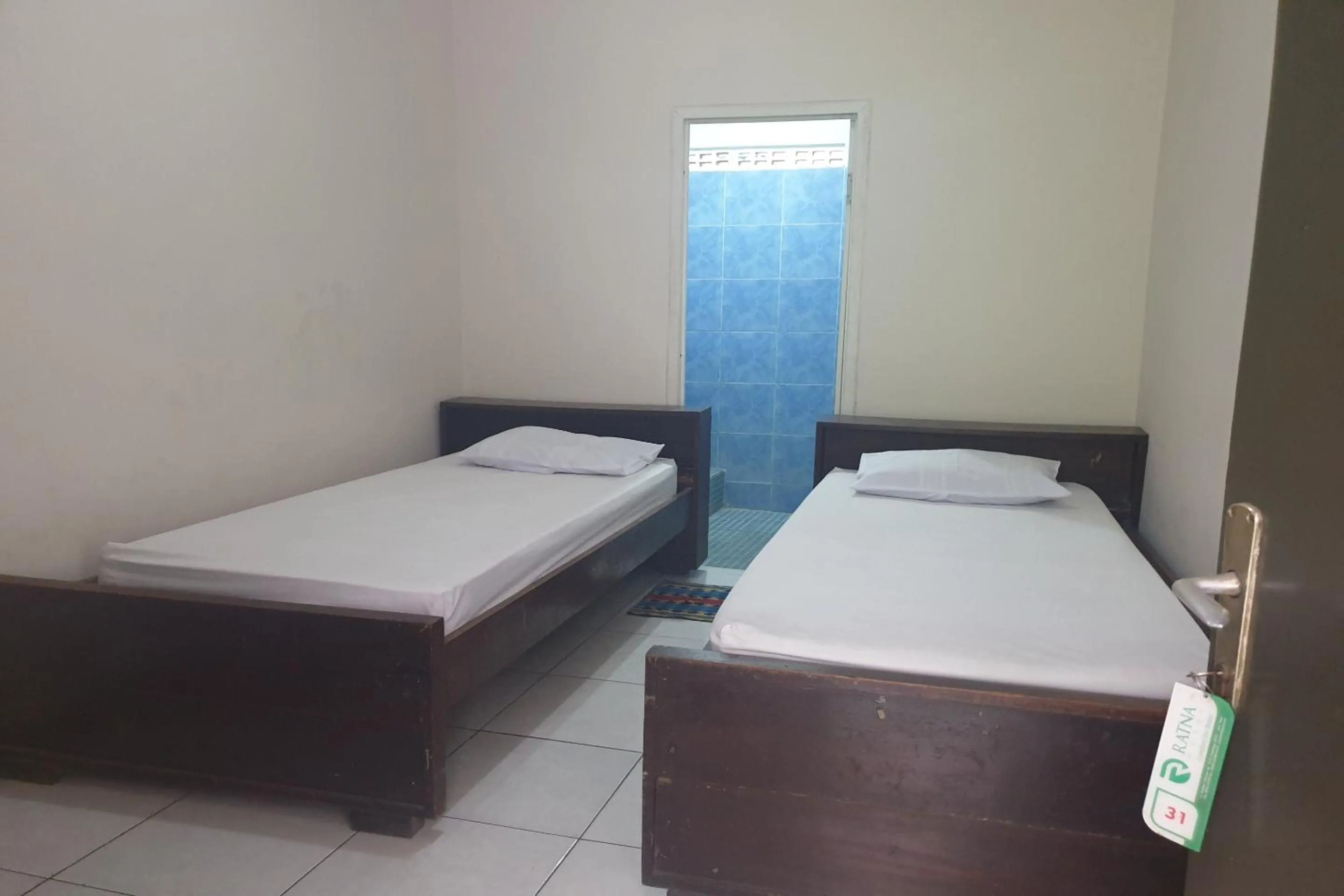 Bedroom, Bed in OYO Life 2090 Ratna Backpacker Syariah