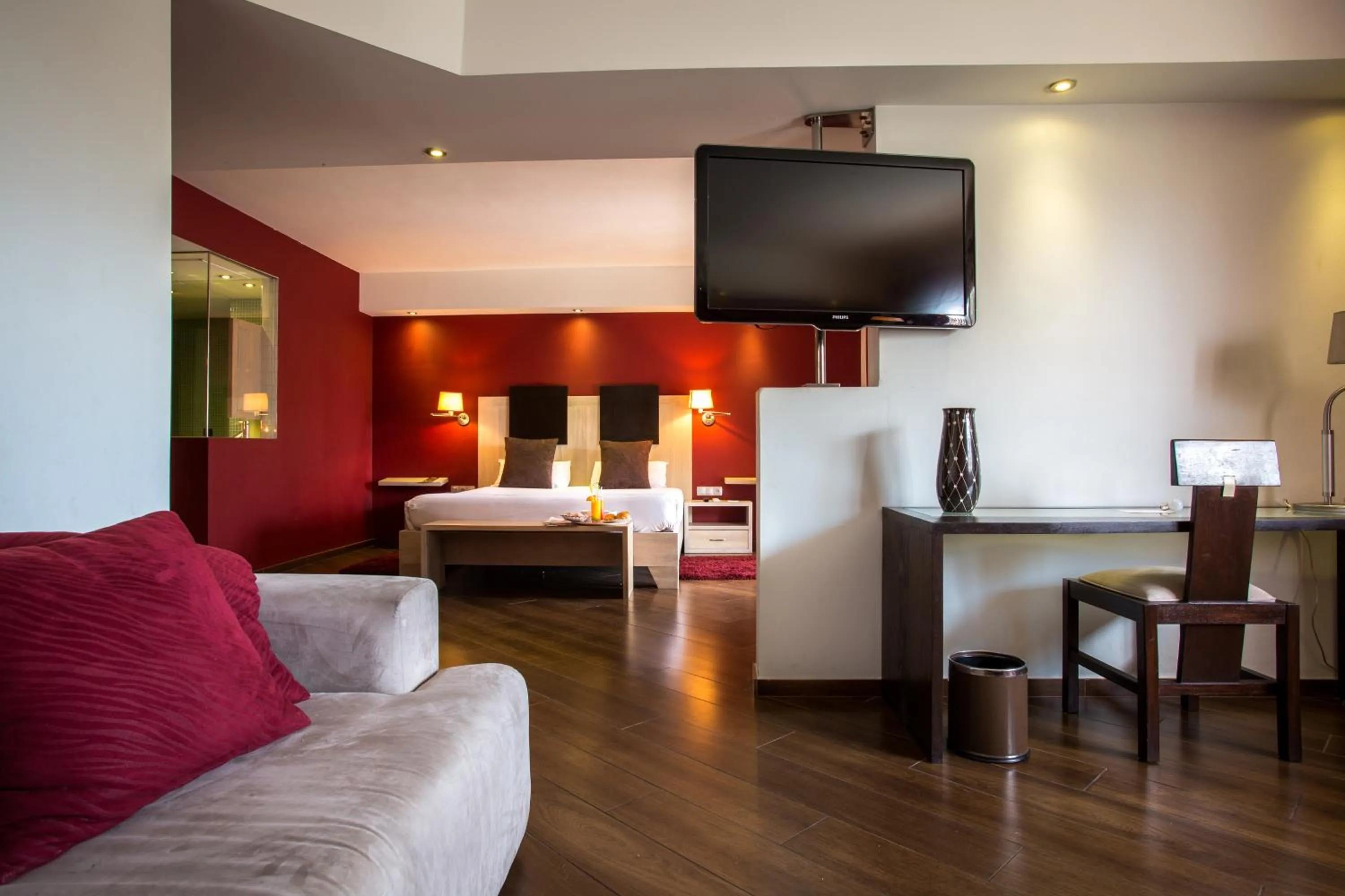 Photo of the whole room, Bed in Café de Rome