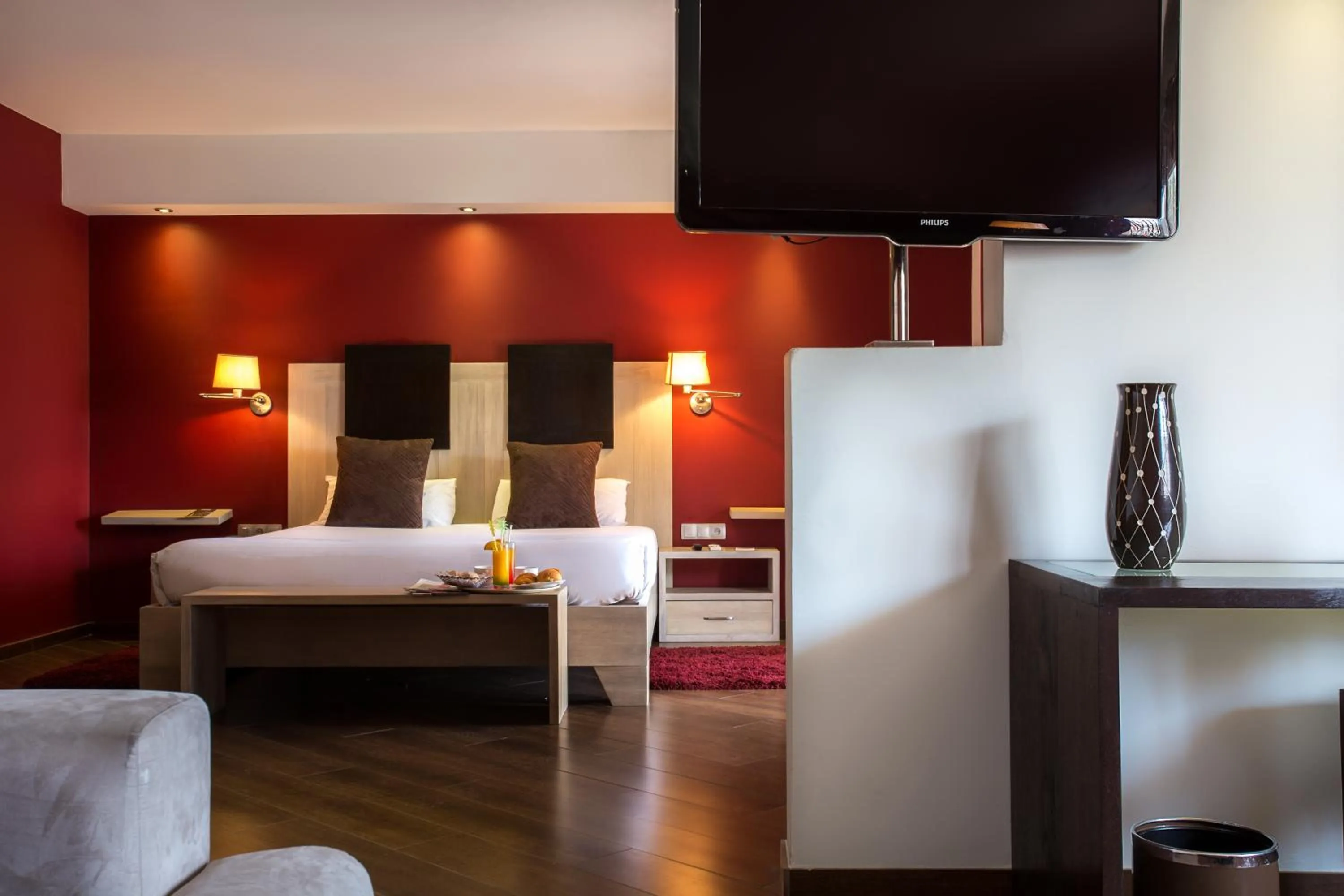 Photo of the whole room, Bed in Café de Rome