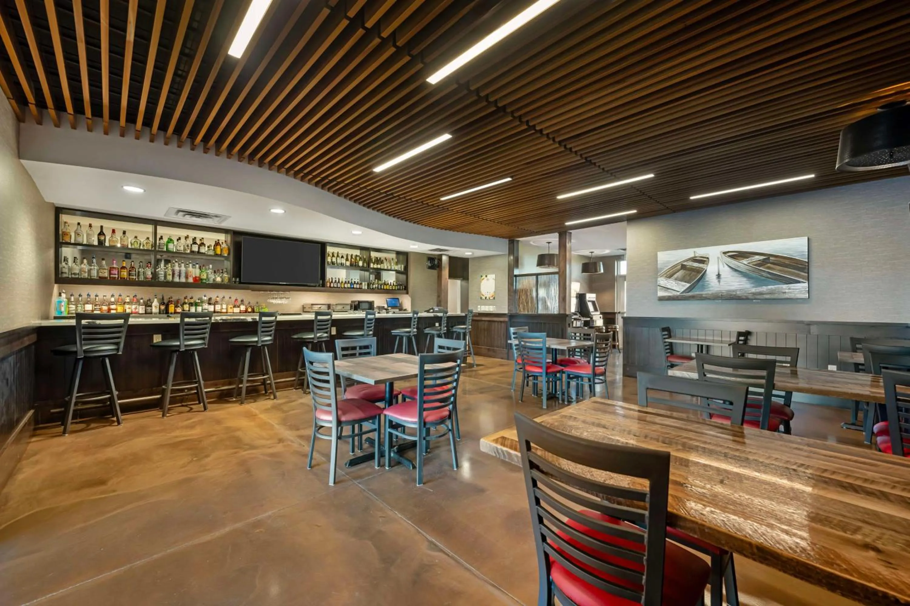 Lounge or bar in Best Western Plus Lakeview Hotel