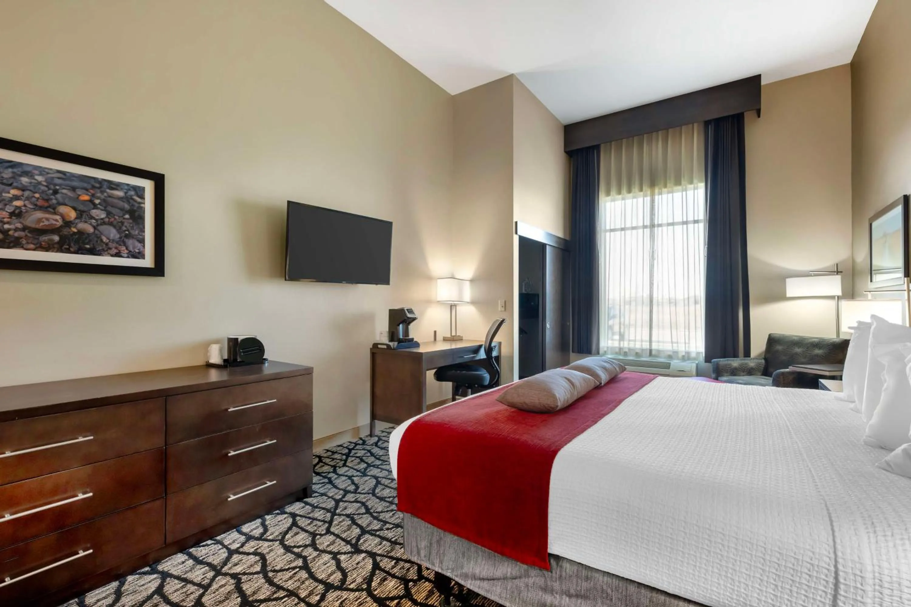 Bedroom, Bed in Best Western Plus Lakeview Hotel