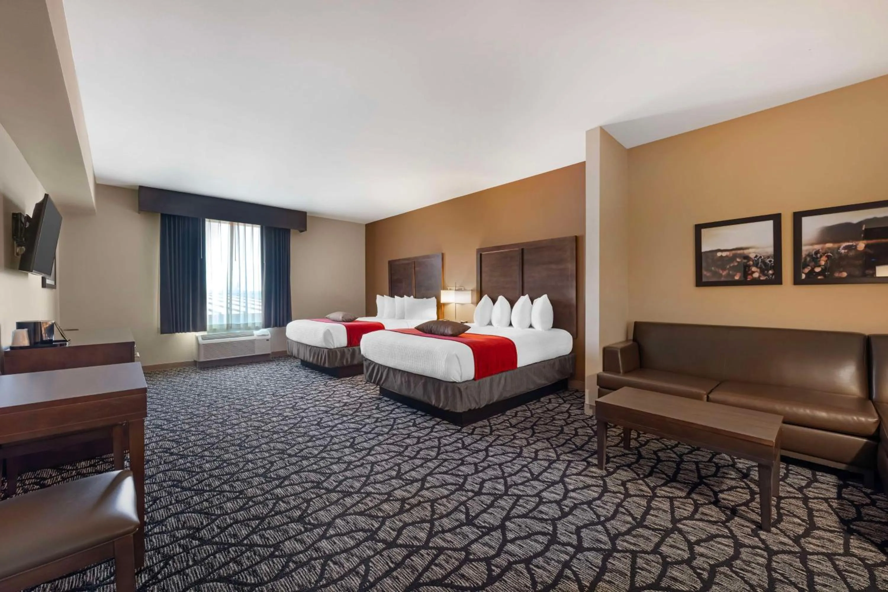 Photo of the whole room, Bed in Best Western Plus Lakeview Hotel