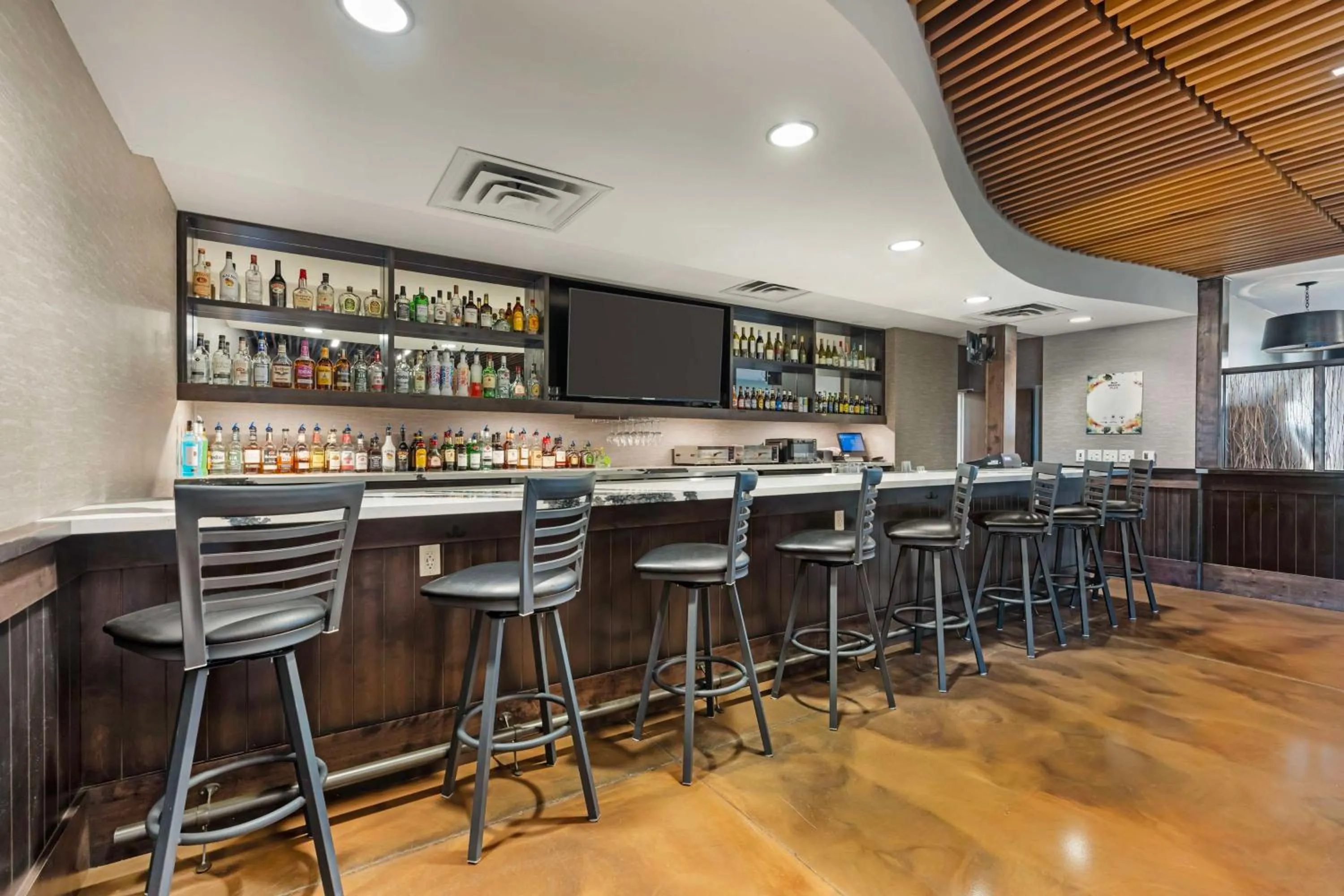 Lounge or bar in Best Western Plus Lakeview Hotel
