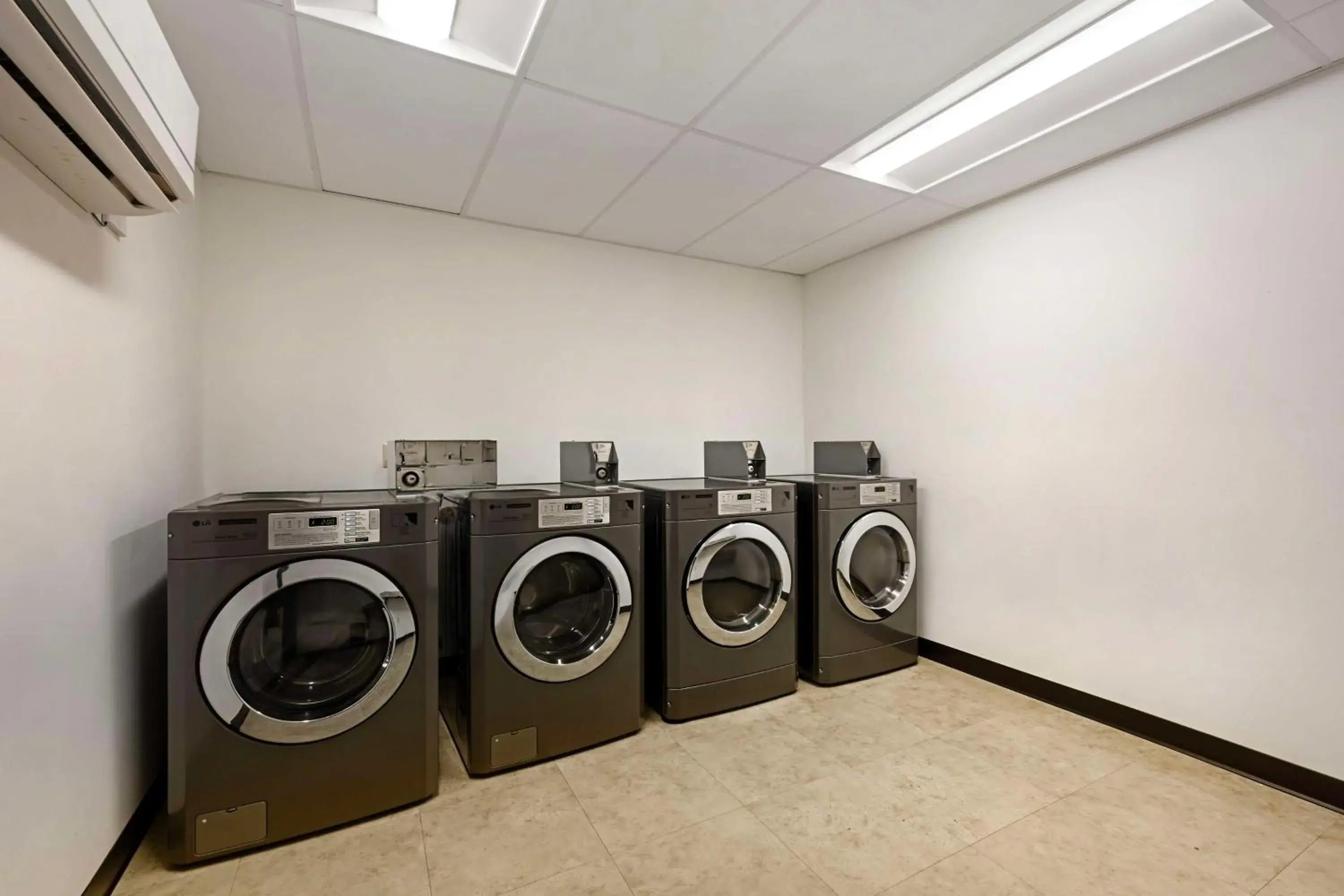 Property building in Best Western Plus Lakeview Hotel Property building in Best Western Plus Lakeview Hotel