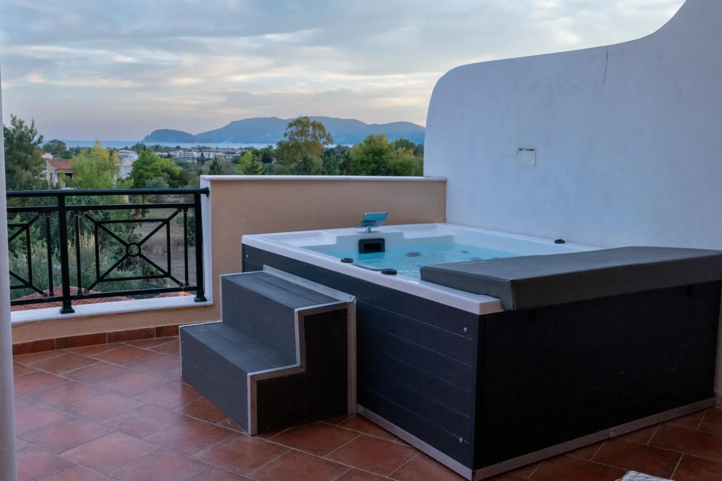 Suite with Hot Tub in Anagenessis Resort Suite with Hot Tub in Anagenessis Resort