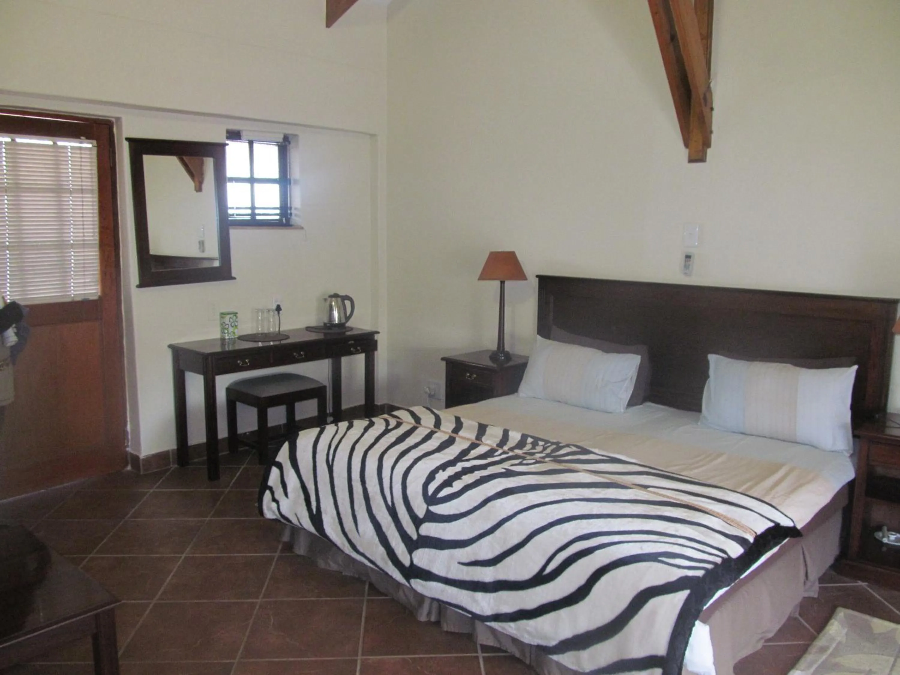 Coffee/tea facilities, Bed in The Woodsman Bed and Breakfast